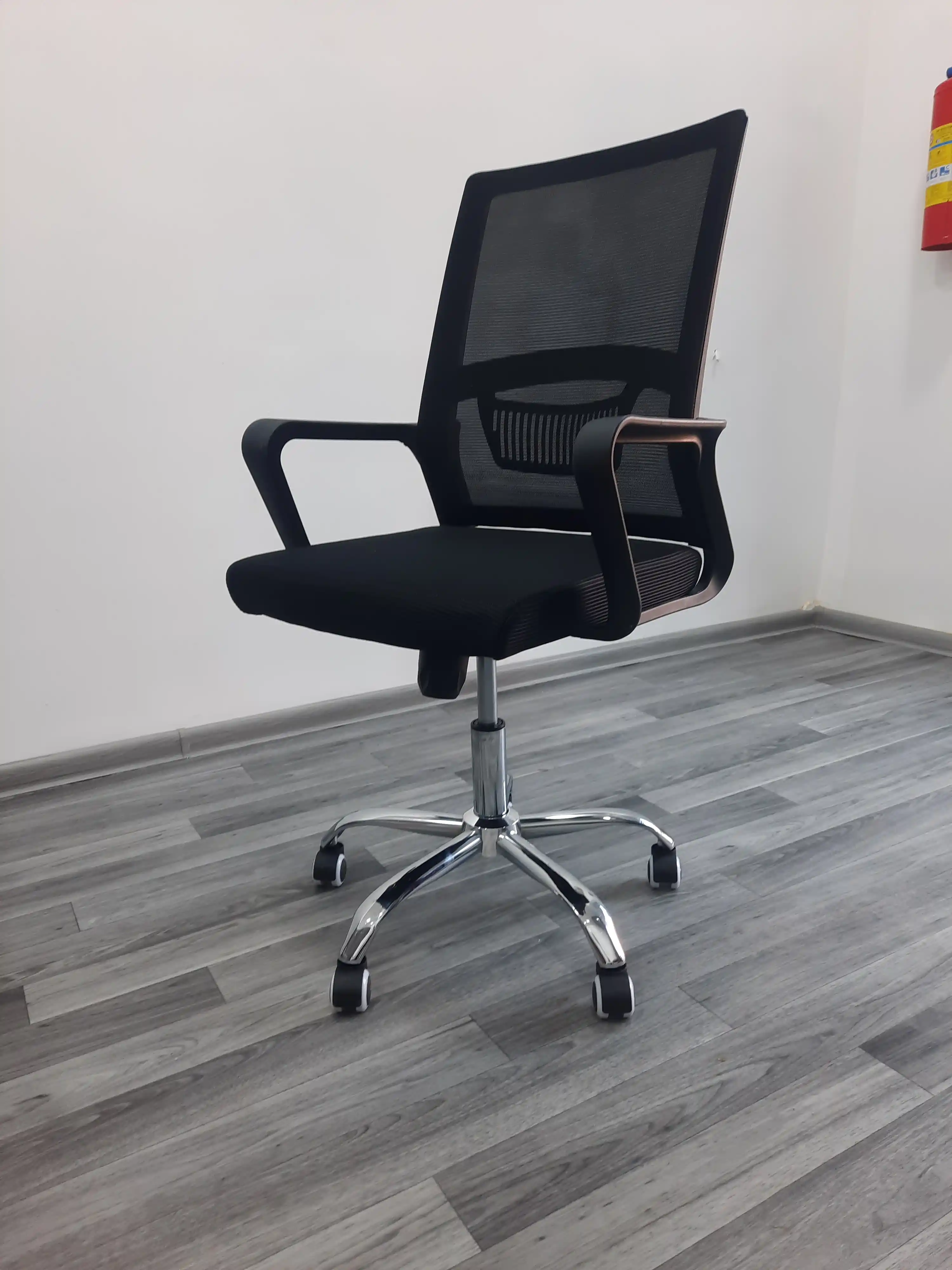 Norflex to'rli orqa ofis kreslosi, balandlikni sozlash va xodimlar g'ildiraklari