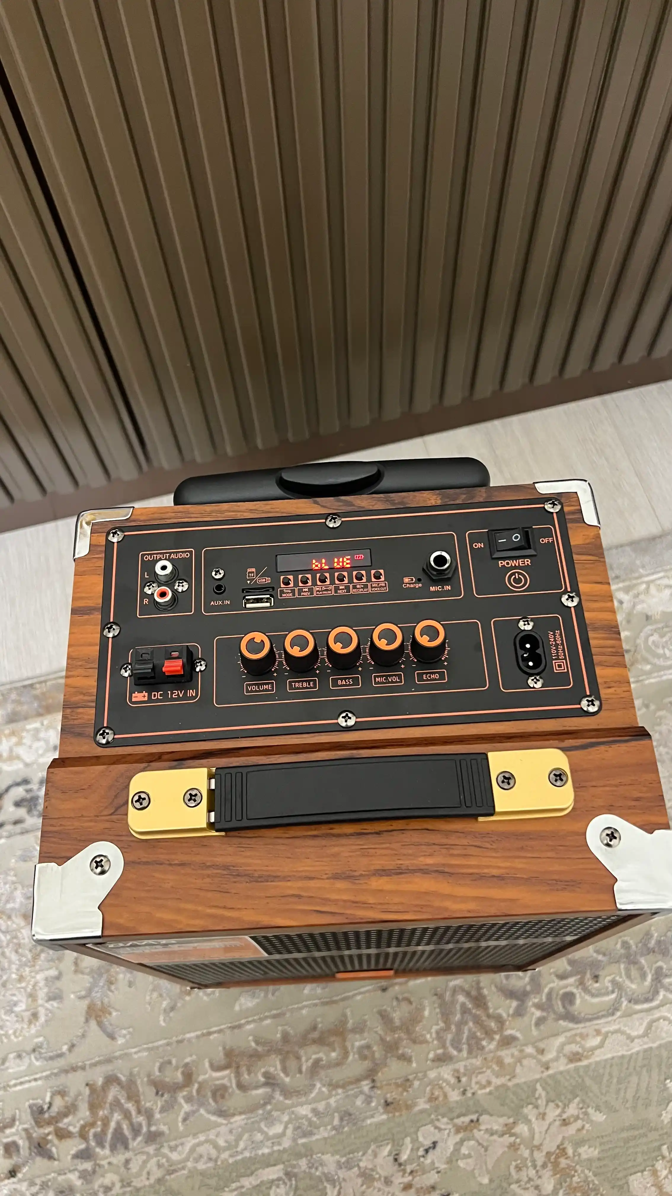 Караоке-колонка BAAB B-Q8 с 2 беспроводными микрофонами