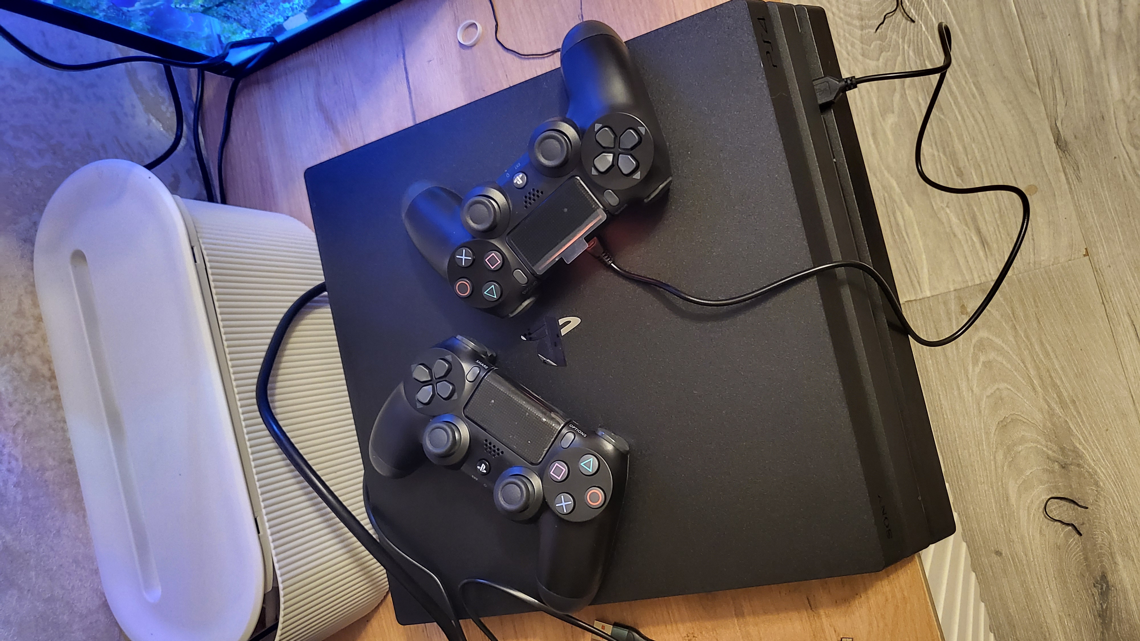 PlayStation 4 Pro, 1TB, o'yinlar va 2-joystik bilan