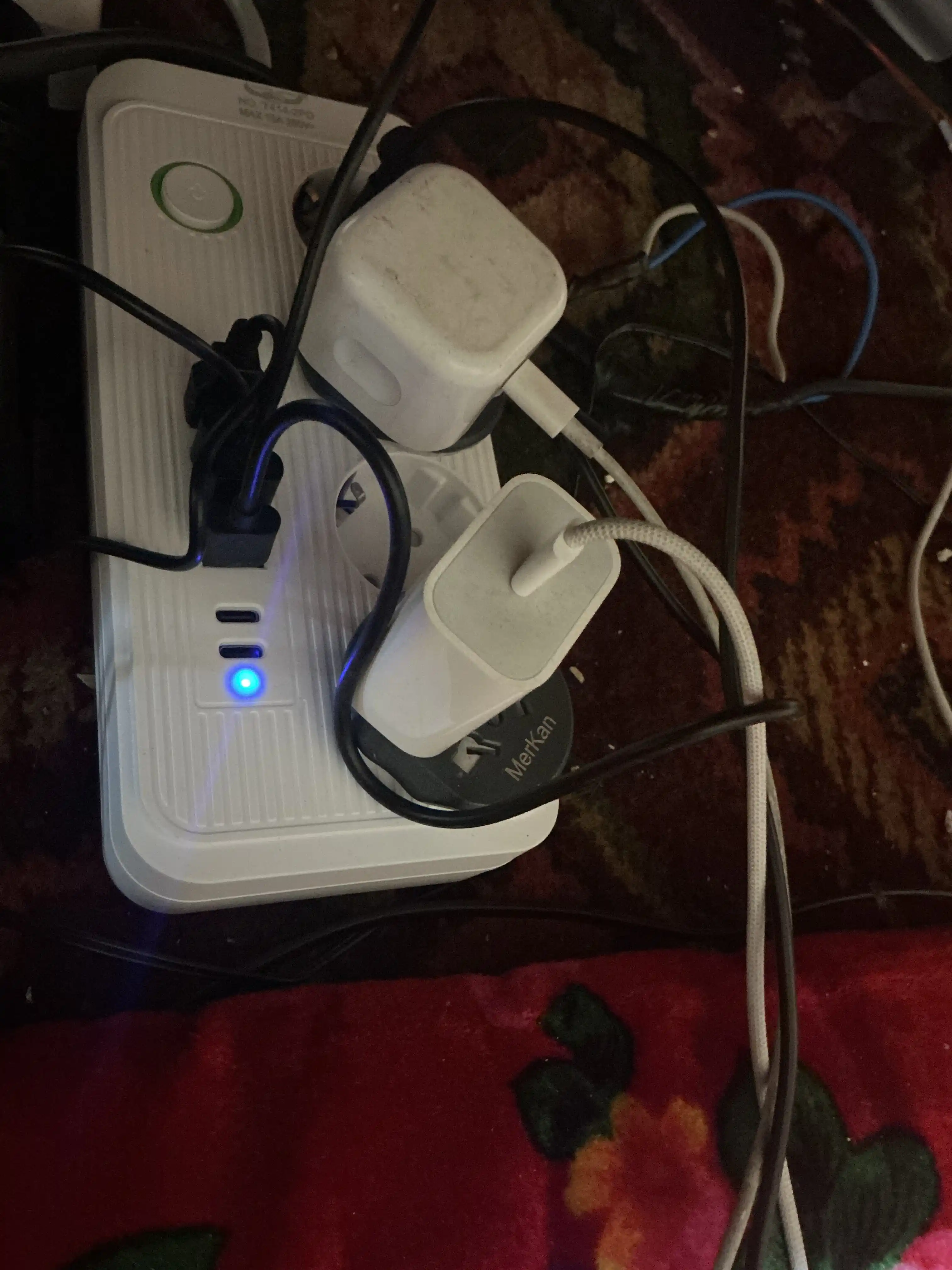 4ta USB va 2ta Type-C portli tarmoq filtri, 4ta rozetka, kabel uzunligi 3m, quvvati 2500Vt