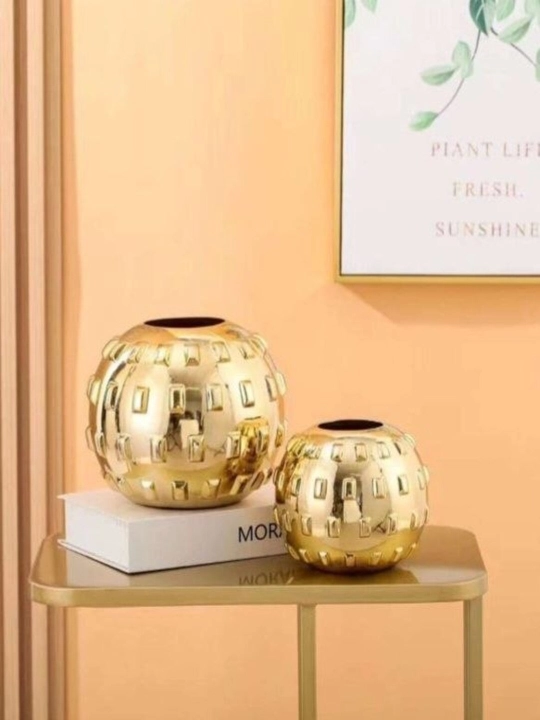Oltin qoplamali nafis sopol vaza, "OLTIN SFERA" modeli, ikki o‘lchamda