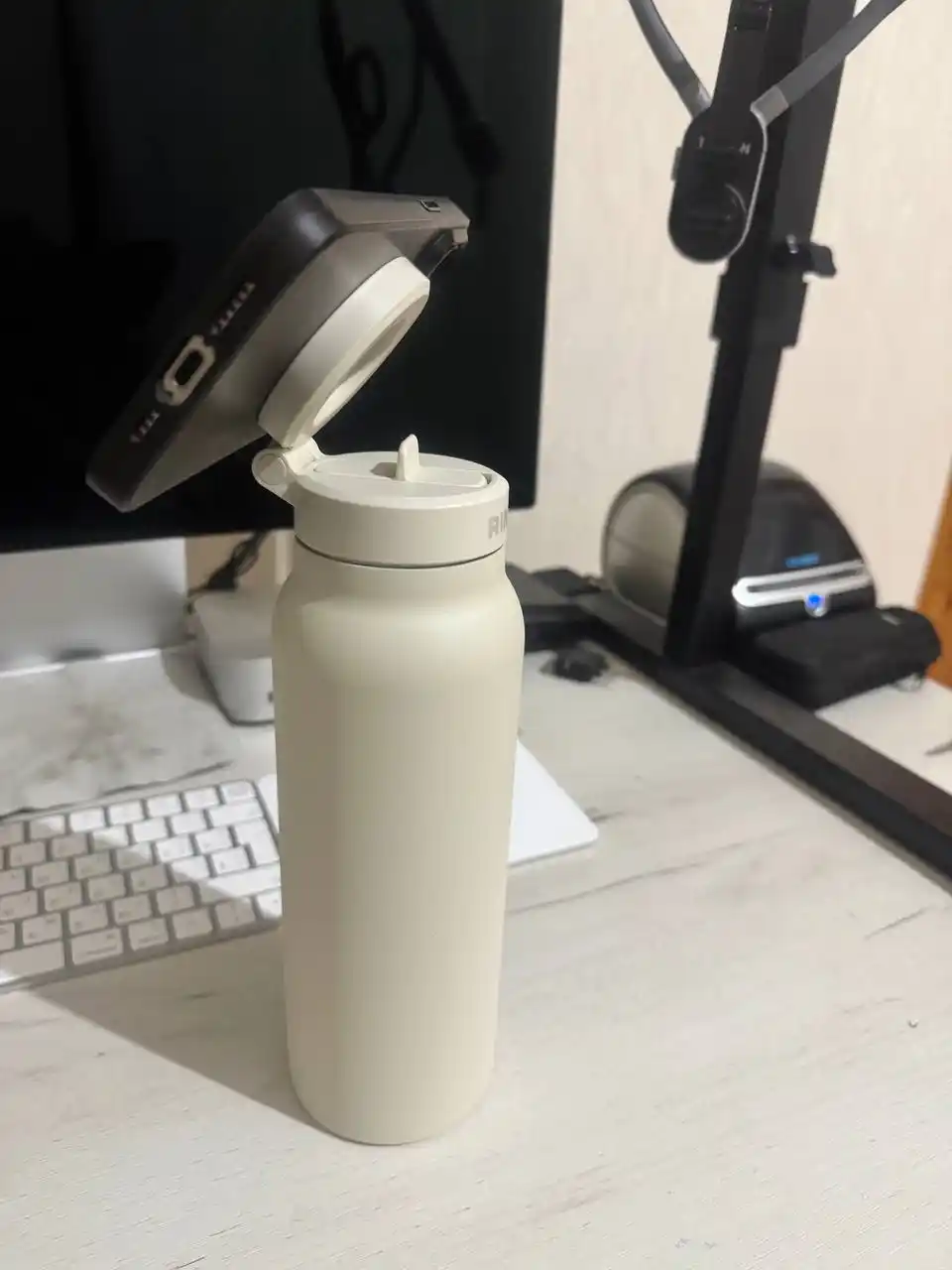 Sport suv idishi Ringo Pro, butilka-shtativ MagSafe va trubka bilan