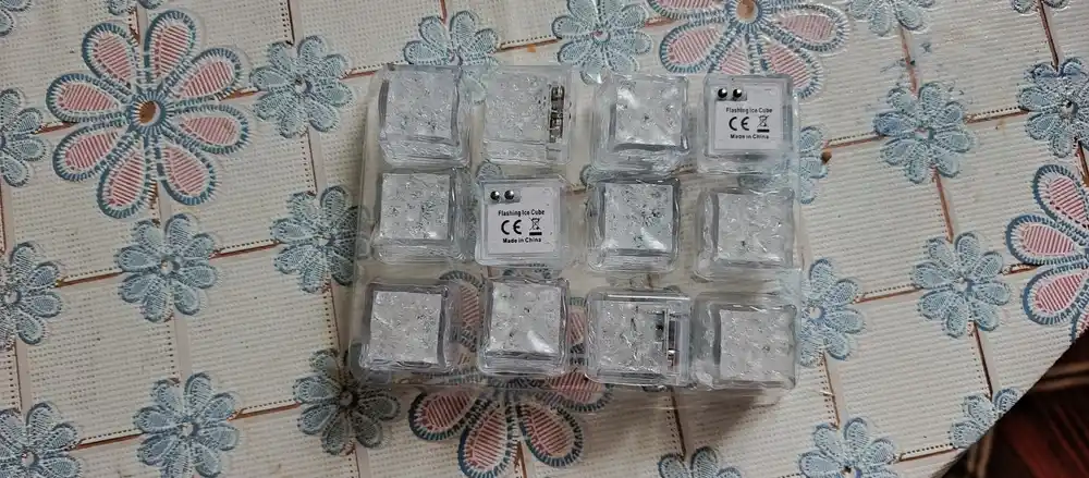Vannaxonada cho‘milish va o‘ynash uchun xavfsiz materialdan yasalgan bolalar uchun yaltiroq muz kubiklari, 12 dona