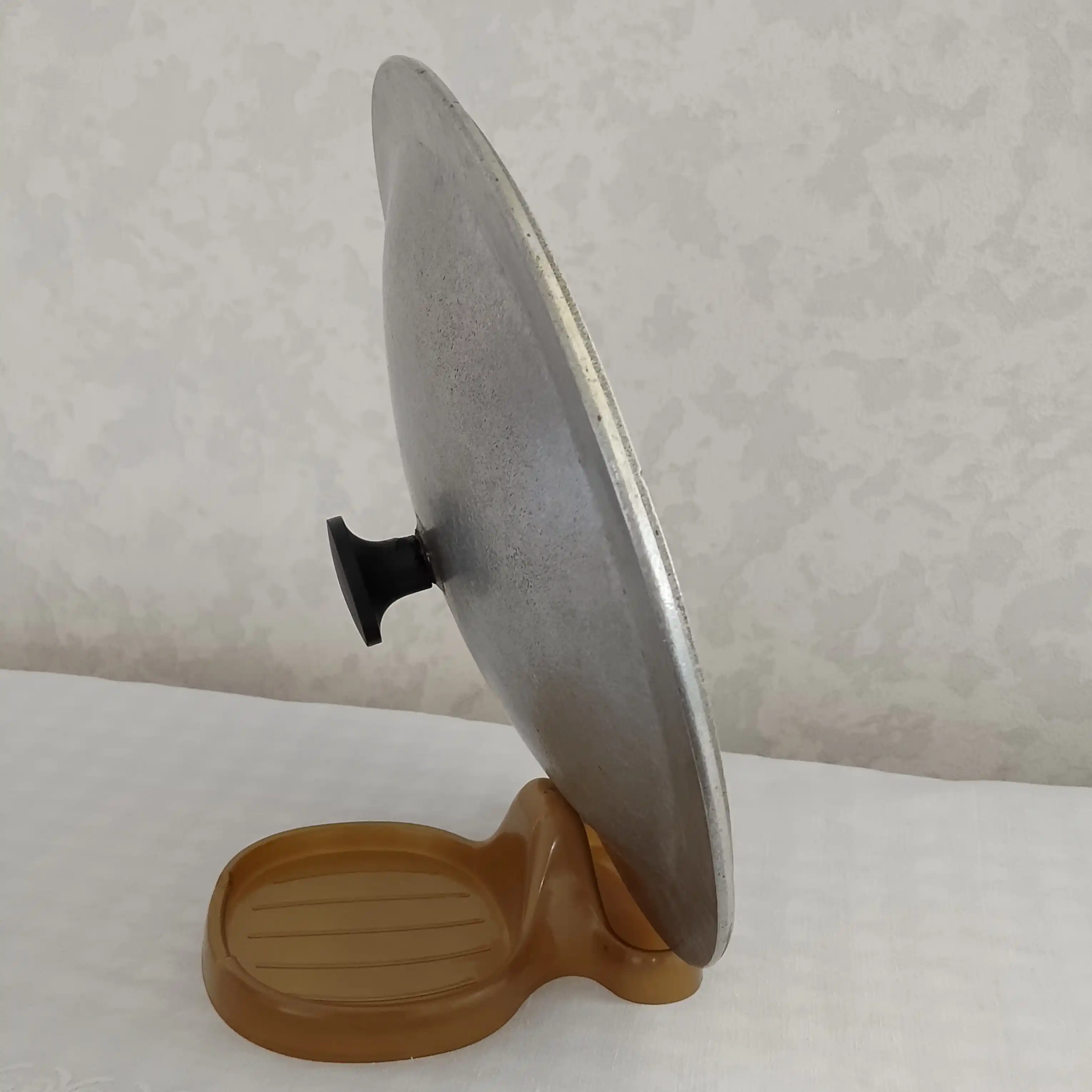Подставка для крышек и кухонных принадлежностей — стильная и удобная!