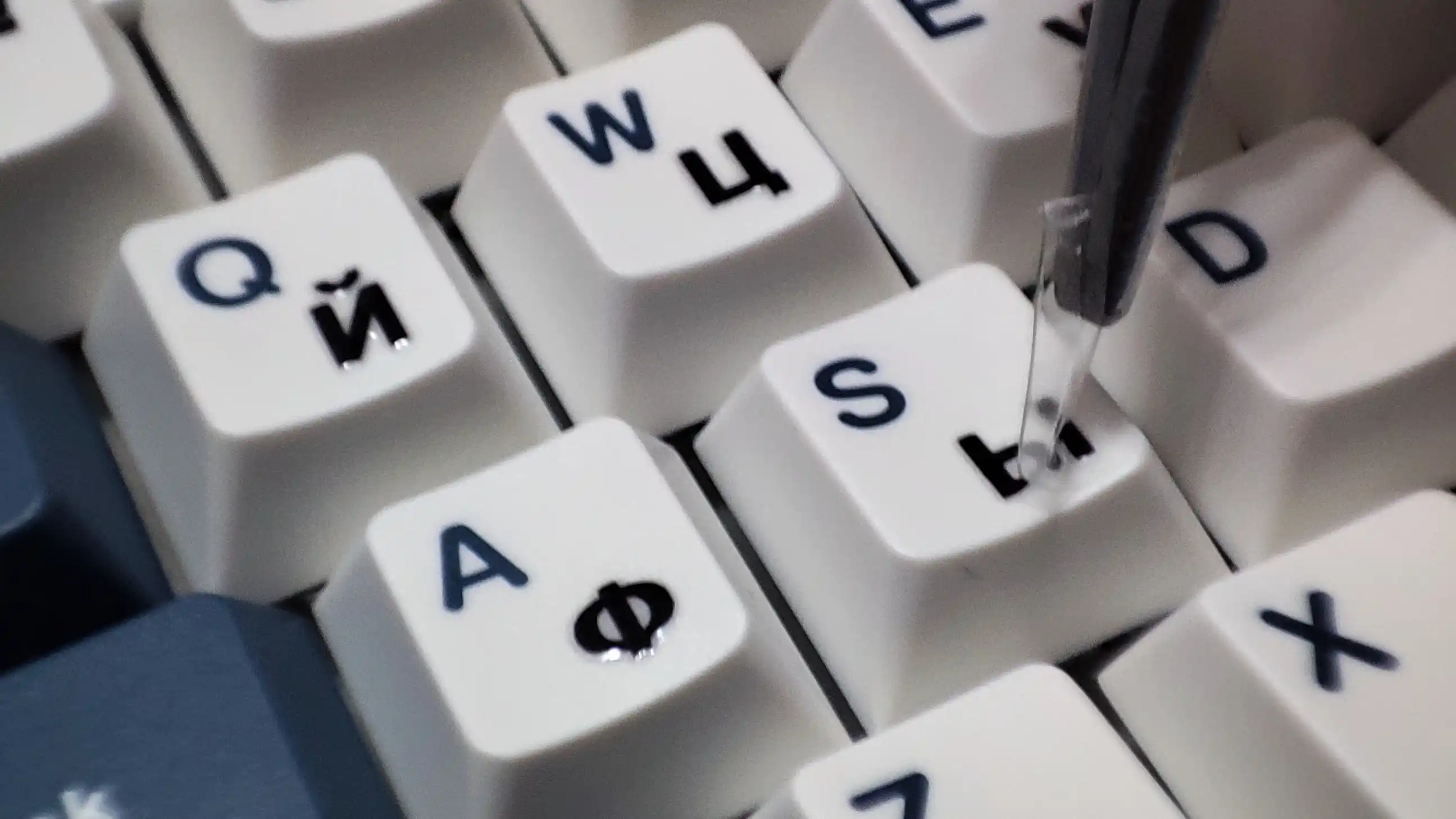 Shaffof ruscha kLaviatura nakleykasi – 3D bo‘rtma harflar, universal keyboard sticker