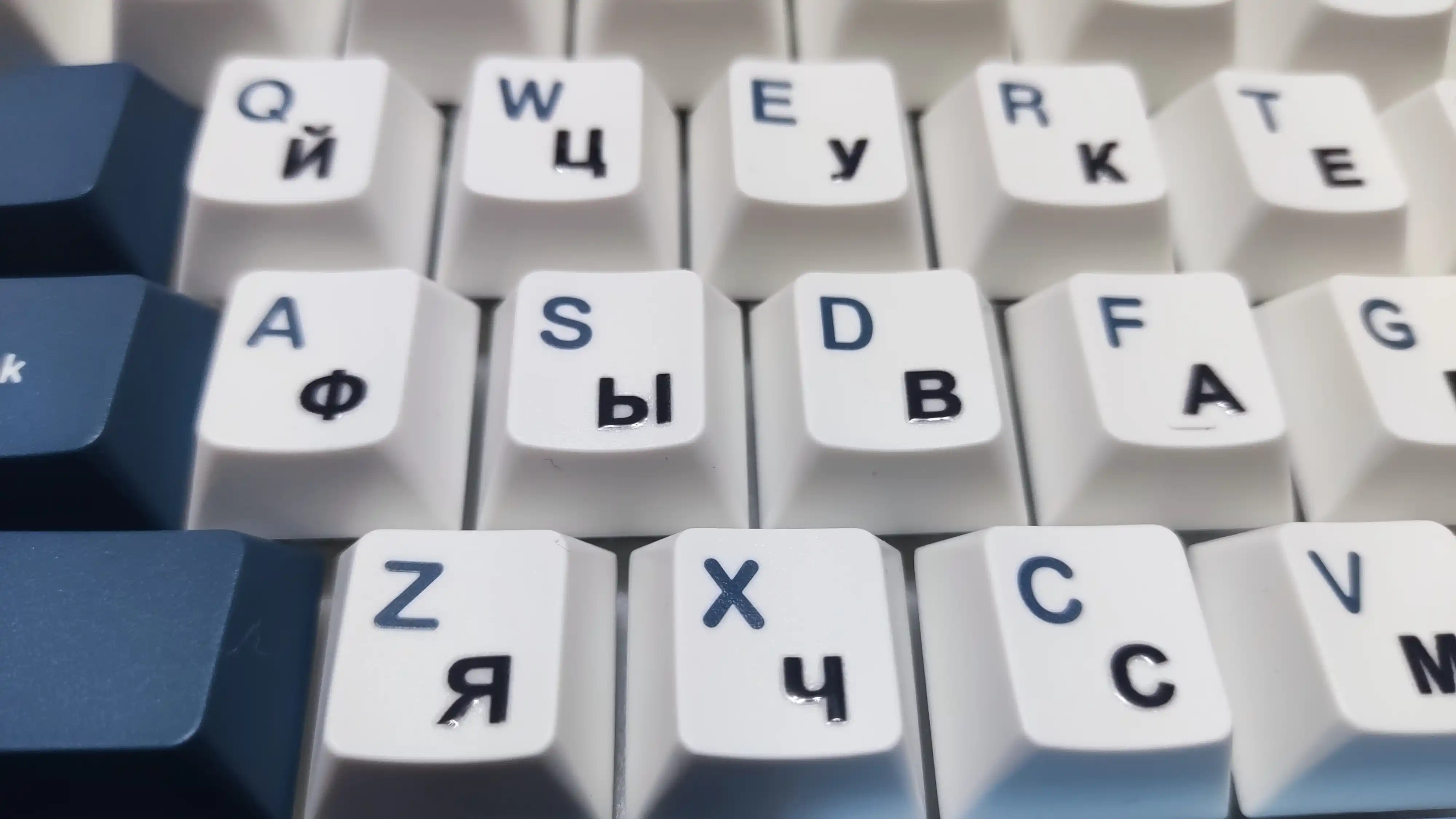 Shaffof ruscha kLaviatura nakleykasi – 3D bo‘rtma harflar, universal keyboard sticker