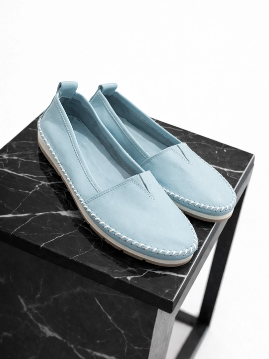 Ayollar uchun tabiiy charm slip-on tufli, qulay va yengil kundalik oyoq kiyim