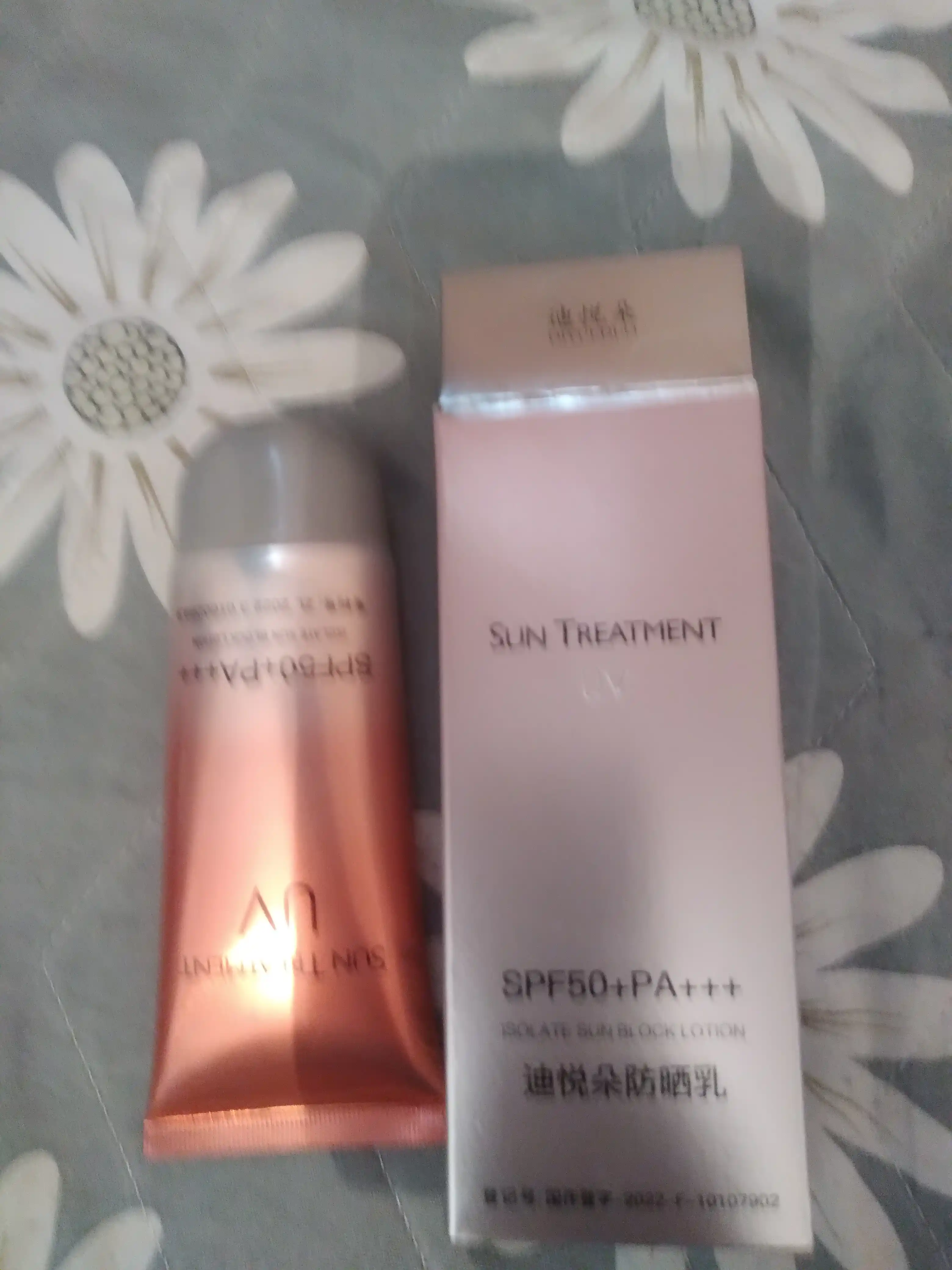 Quyoshdan himoya qiluvchi va namlantiruvchi yuz uchun krem UV SPF50+PA+++