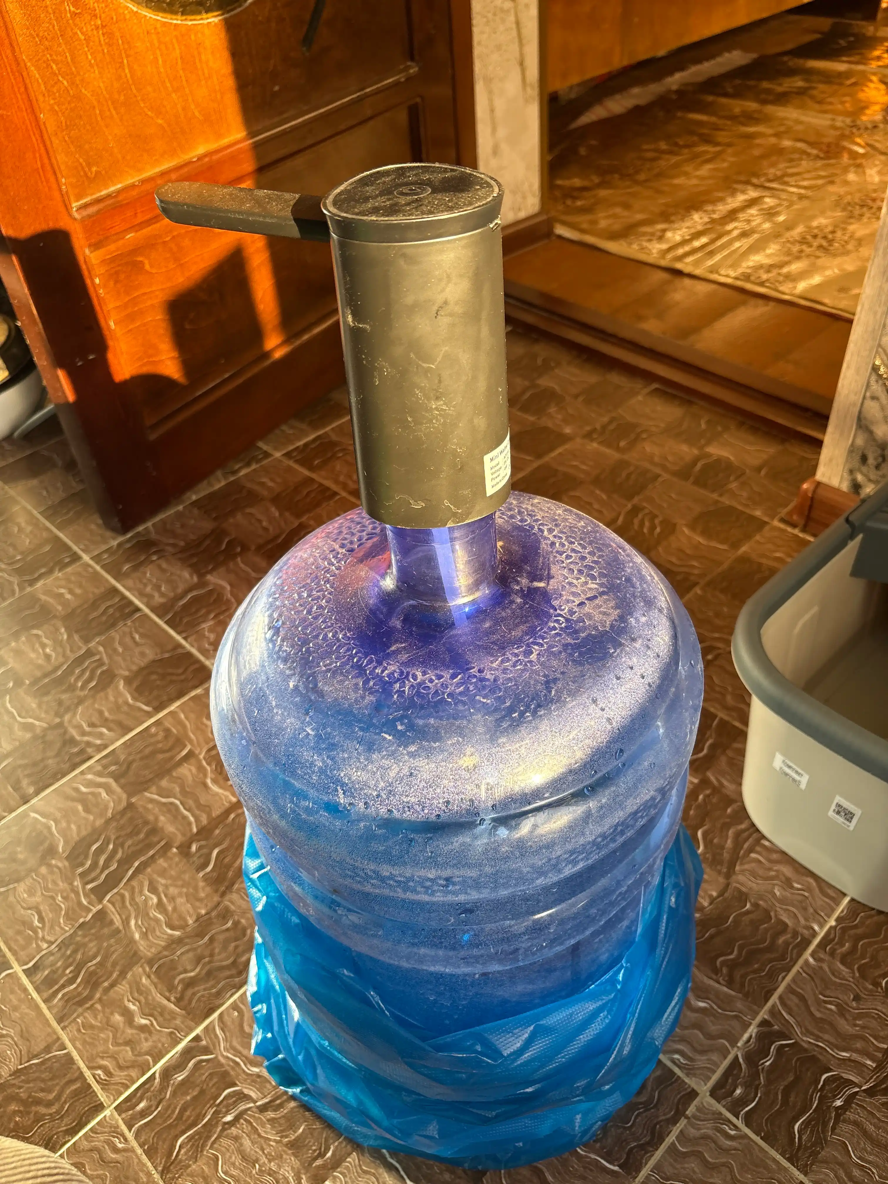 Suv pompasi, elertronli, 5L, 10L va 18.9L butilkalar uchun avtomatik suv dispenseri
