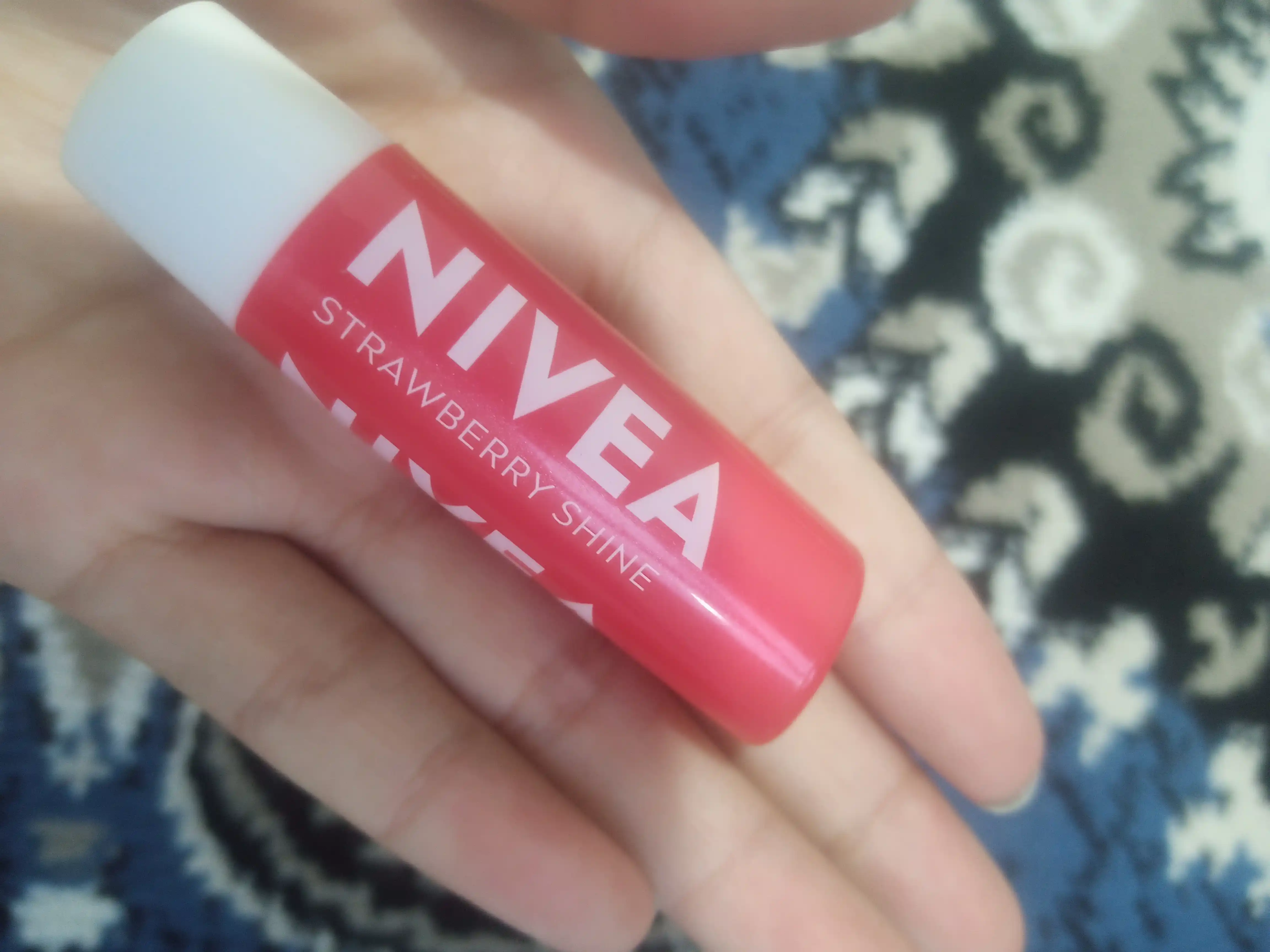 NIVEA lablar uchun balzam, qulupnay porlashi, 4.8 gr