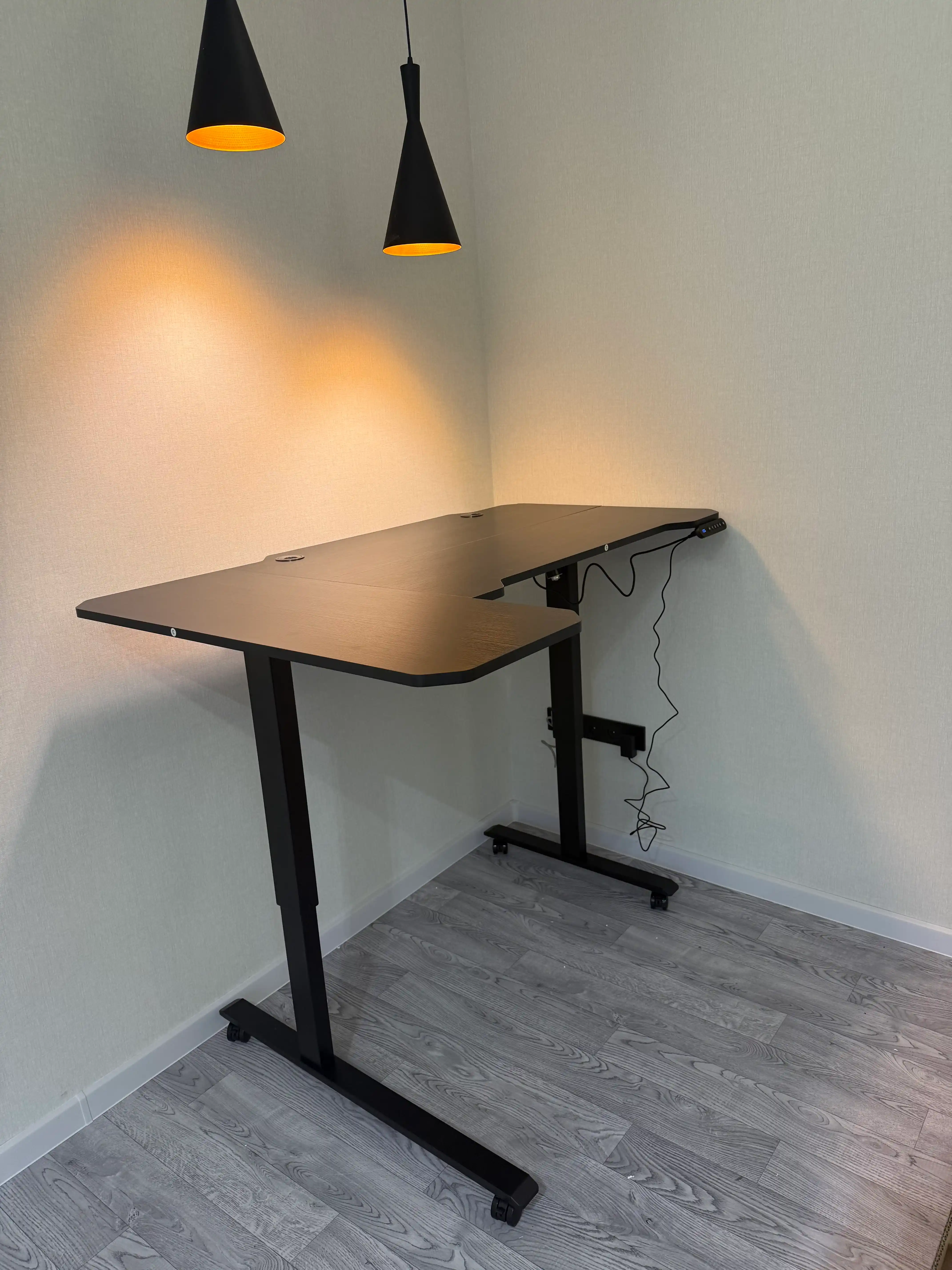 Elektr balandligi sozlanishi kompyuter stoli, 150 × 78 sm