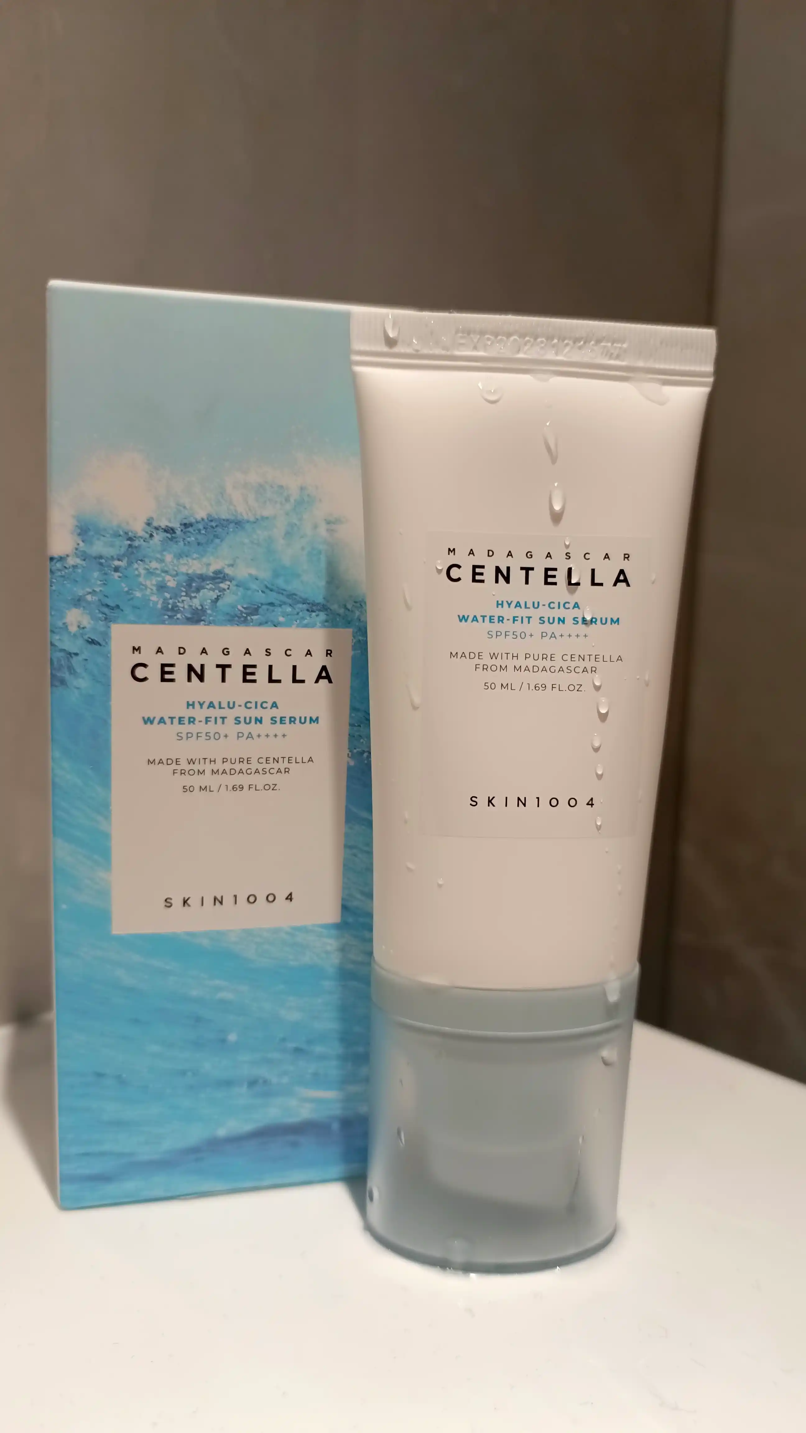 Quyoshdan himoyalovchi SKIN1004 Centella Hyalu-Cica Water-Fit Sun Serum SPF50+ PA++++
