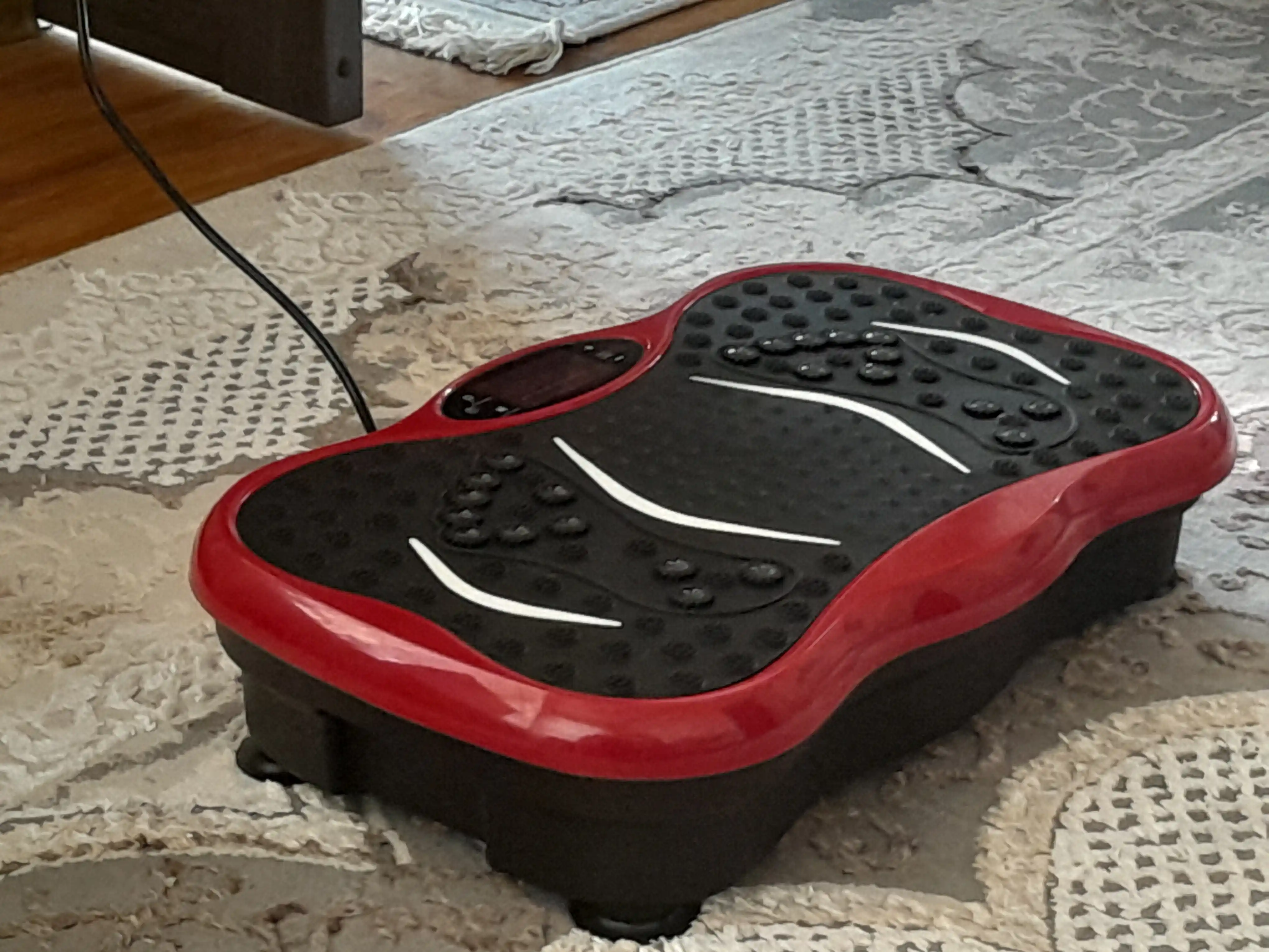 Vibratsion fitnes platforma — massaj funksiyasi  KECHITE tish rezinalari bilan
