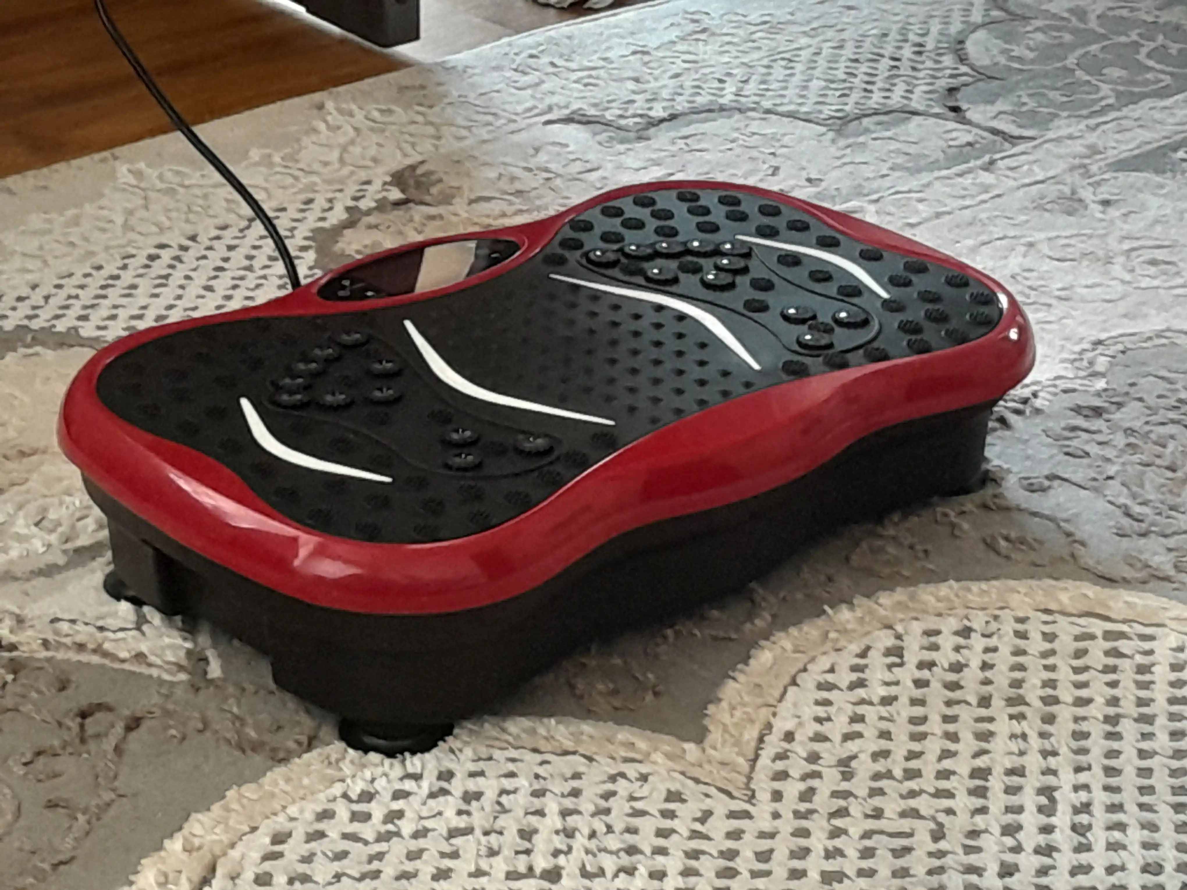 Vibratsion fitnes platforma — massaj funksiyasi  KECHITE tish rezinalari bilan