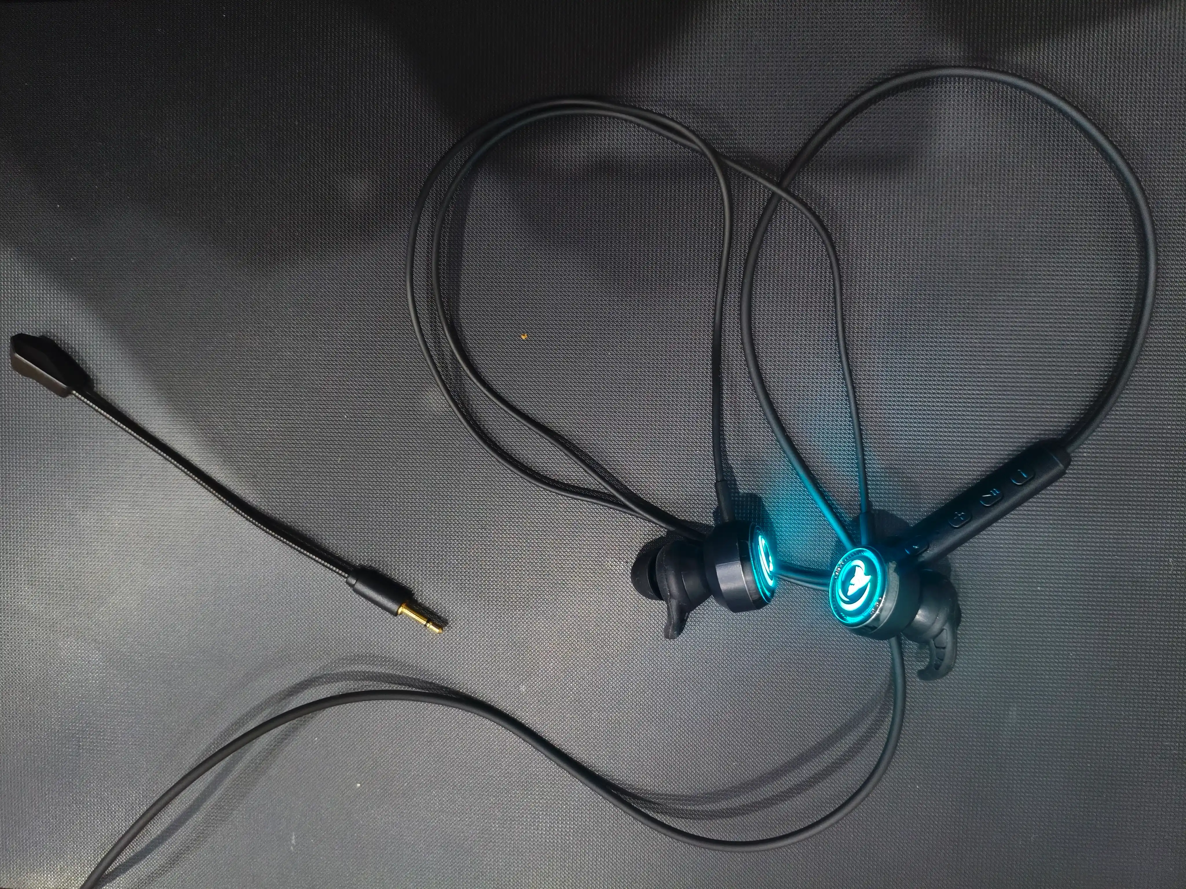 O'yin uchun quloqchinlar, mikrofon va RGB yoritgichli