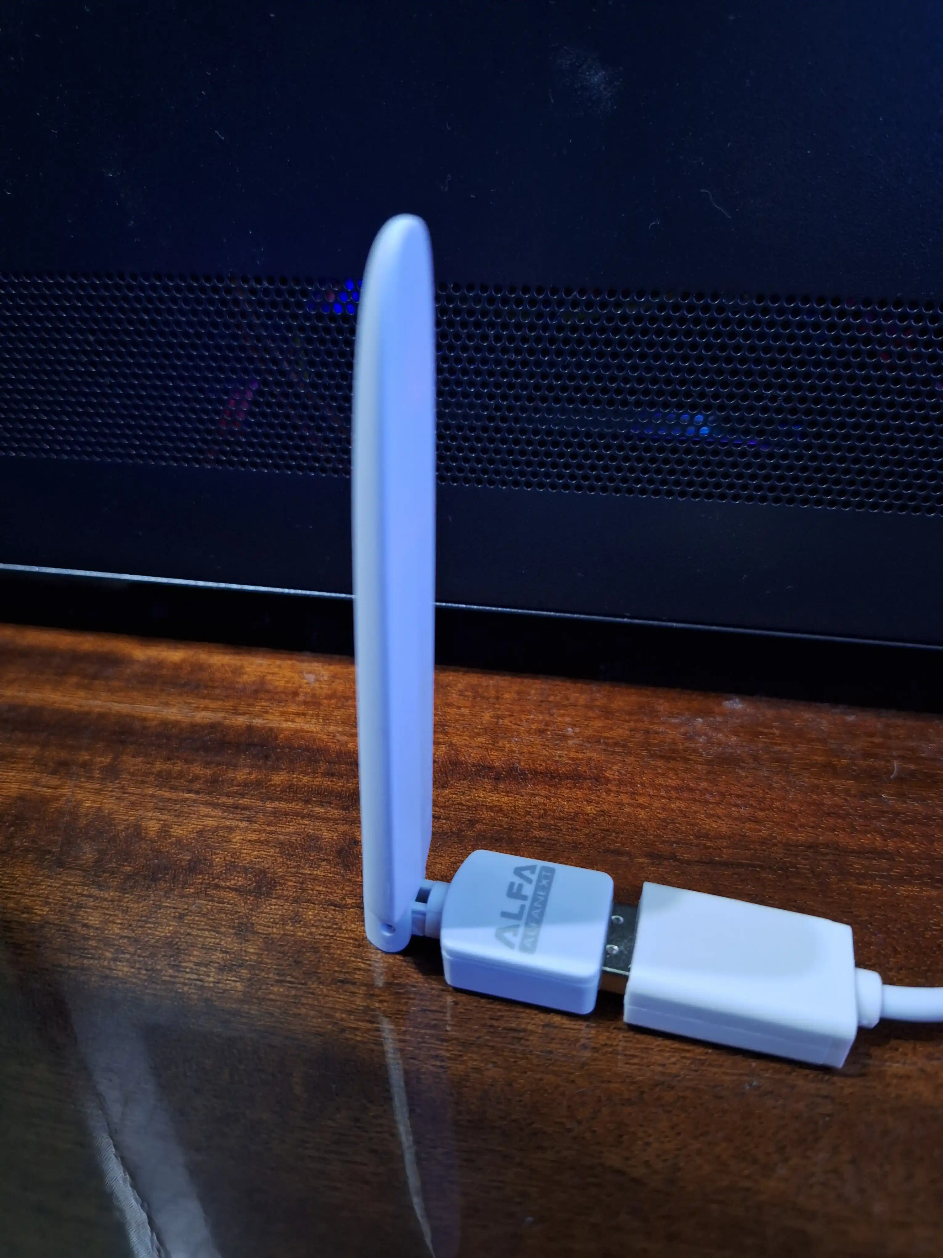 Wi-Fi adapteri USB ALFA Wi-Fi 2,4 GGs va 150 Mbit/s quvvatga ega