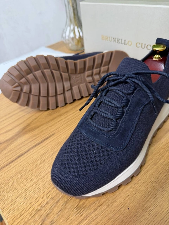 Erkaklar uchun kedalar, BRUNELLO CUCINELLI, poyabzallari, ozining maxsus sovg'a qu'tisida