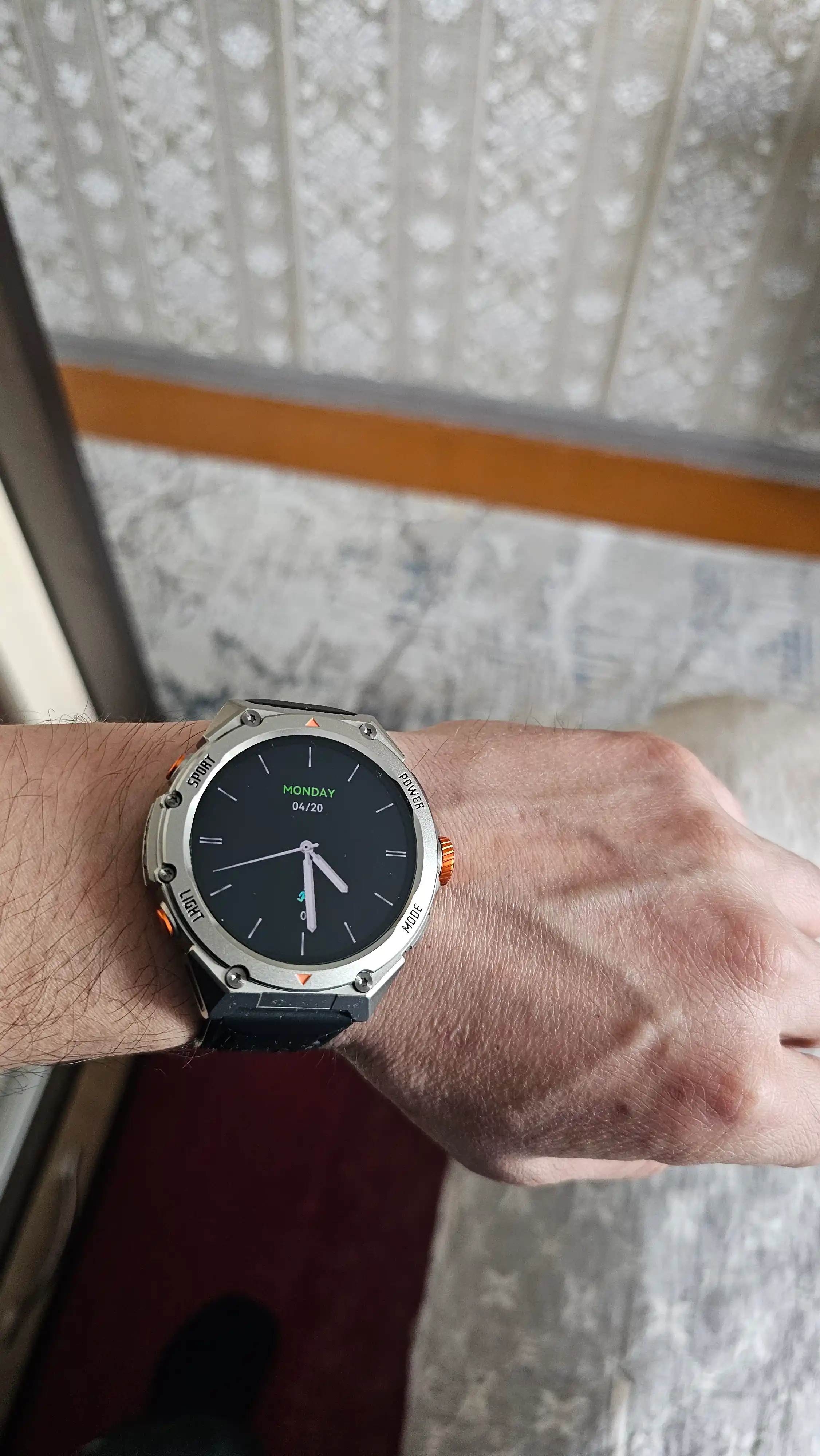 Aqlli soat Lenyes Vita, AMOLED ekran, GPS va namlikdan himoya (IP68)