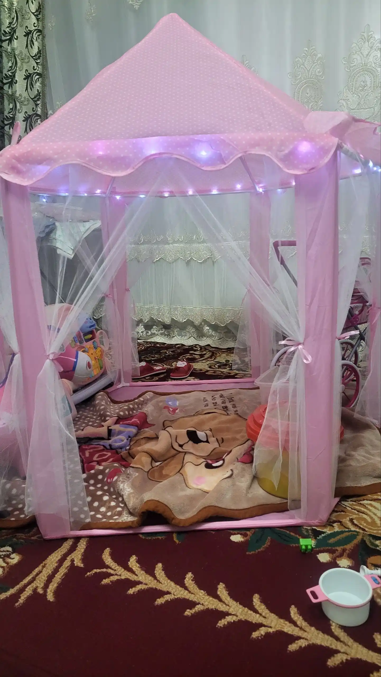 Bolalar o'yin chodiri, bolalar va o'yinchoq uyi, ichki va tashqi makon