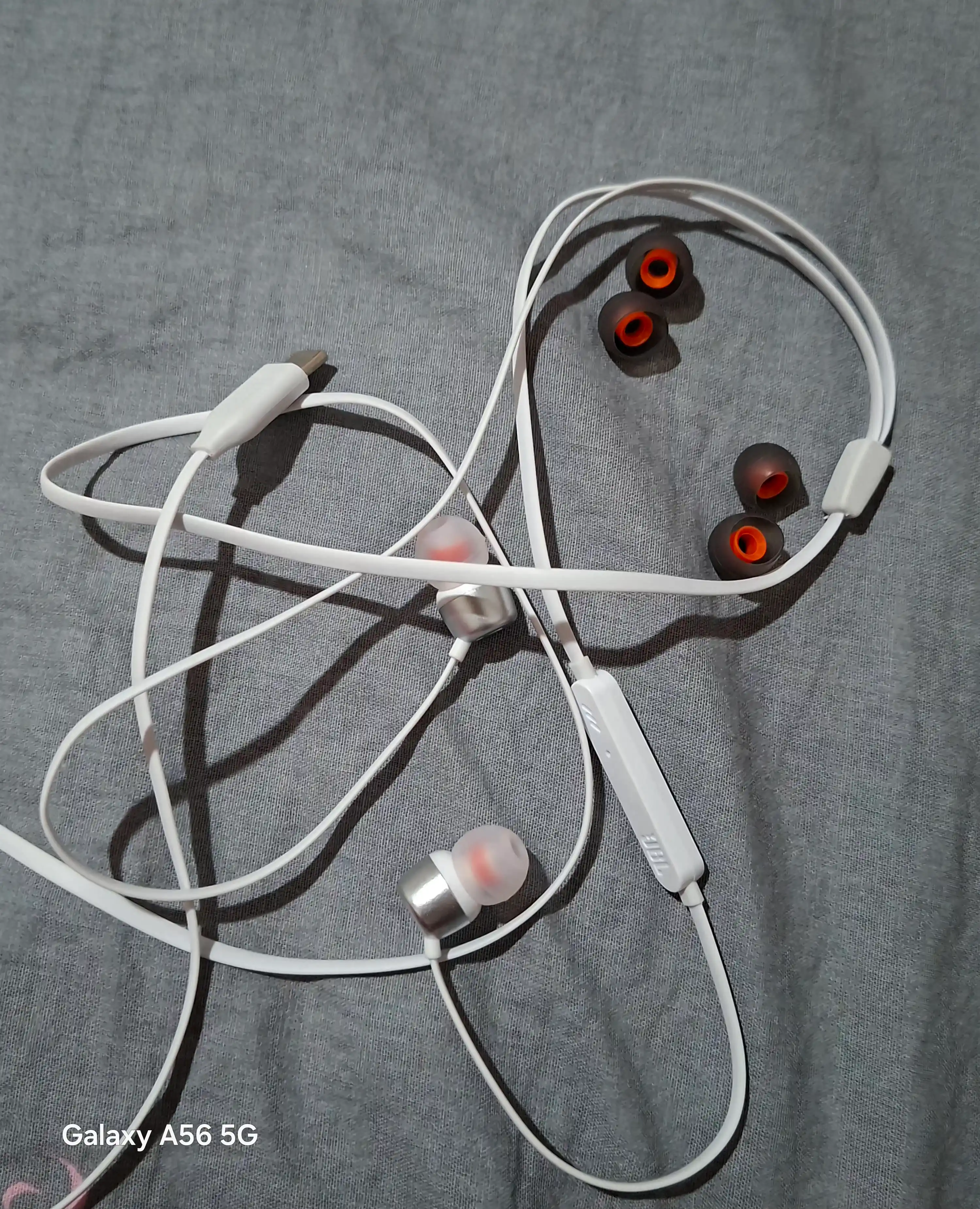 Simli quloqchinlar JBL Tune 310C USB-C, mikrofonli va pultli