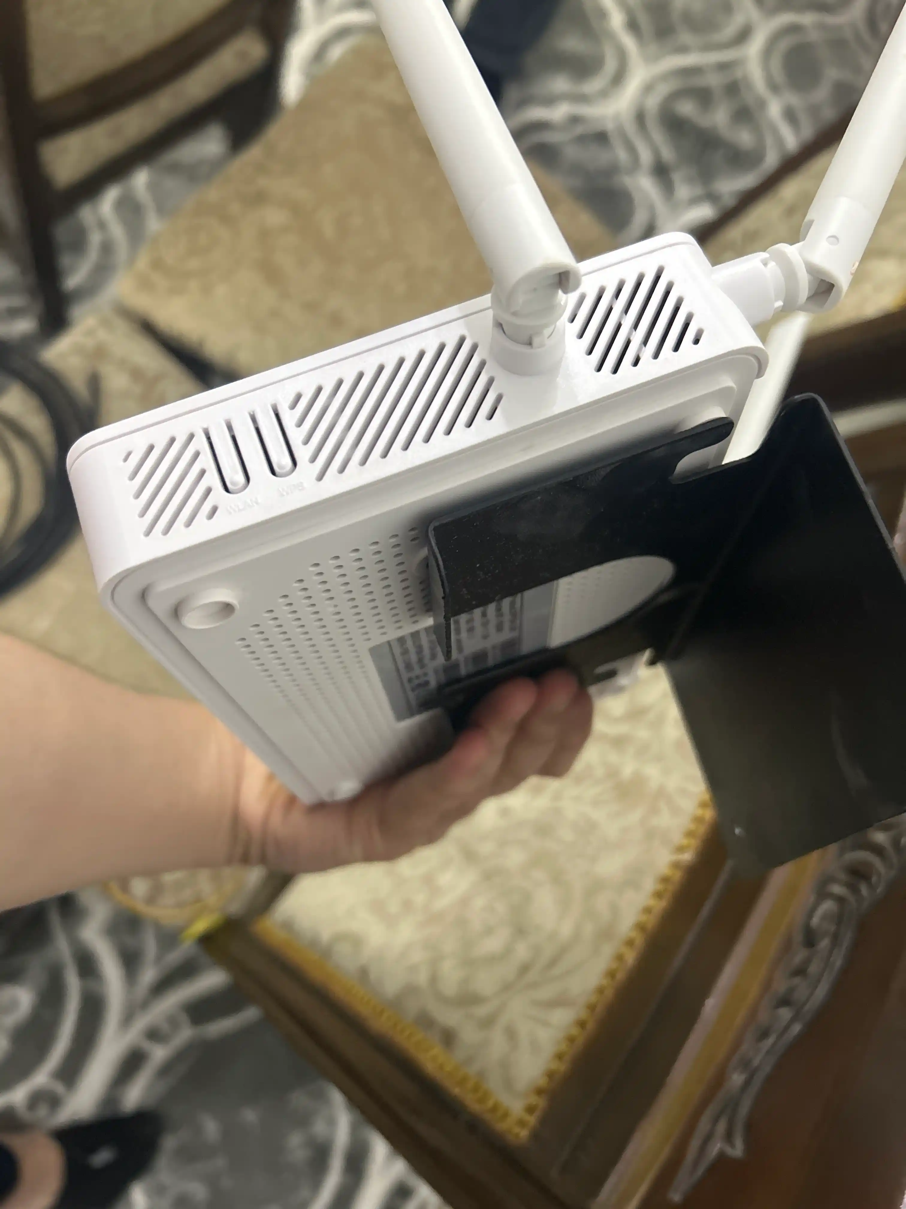 Металлическая полка для Wi-Fi роутера, книг и других небольших устройств