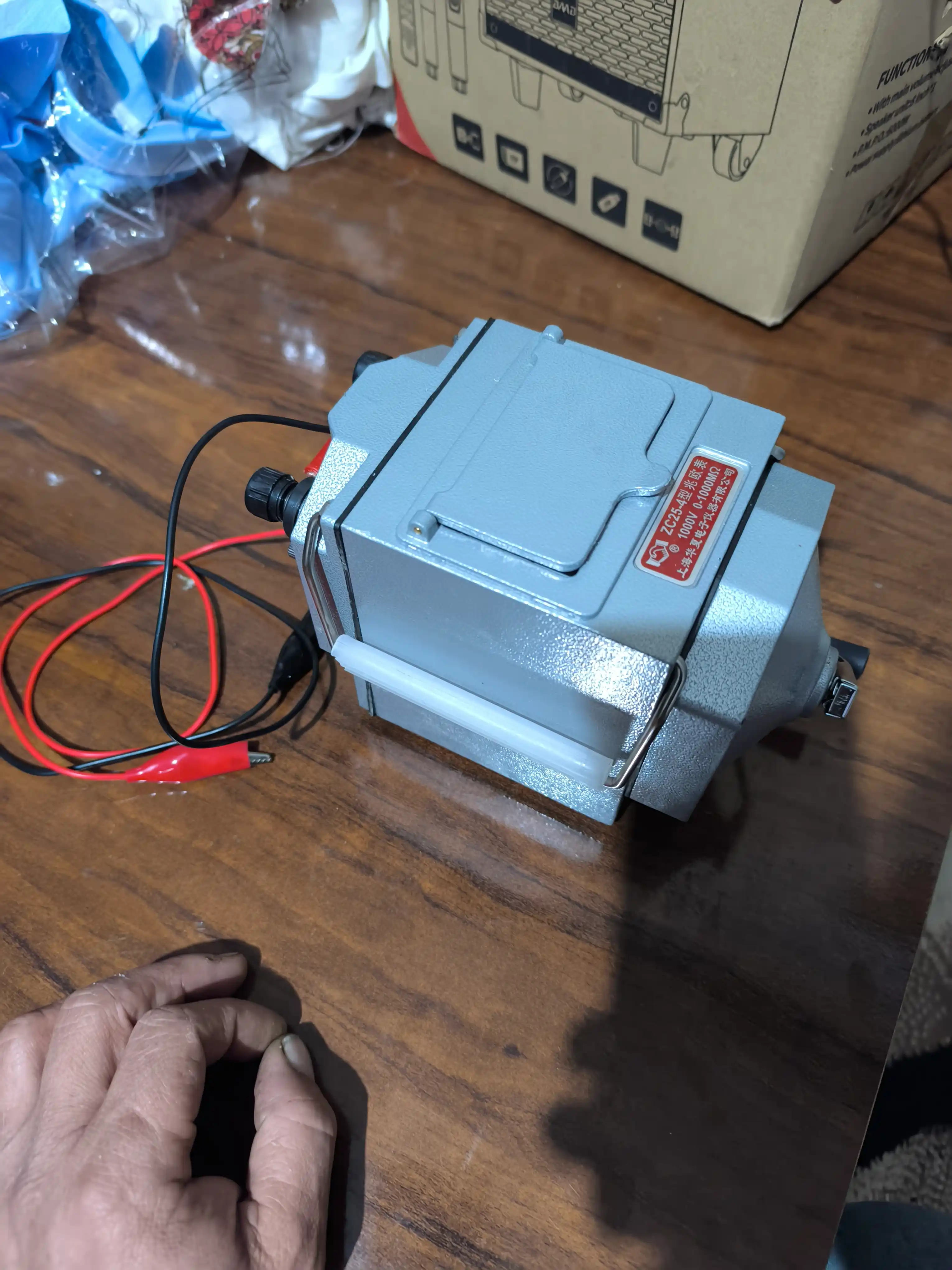 Izolyatsiya qarshiligini o‘lchagich, megaommetr 500 V, 1000 V va 2500 V