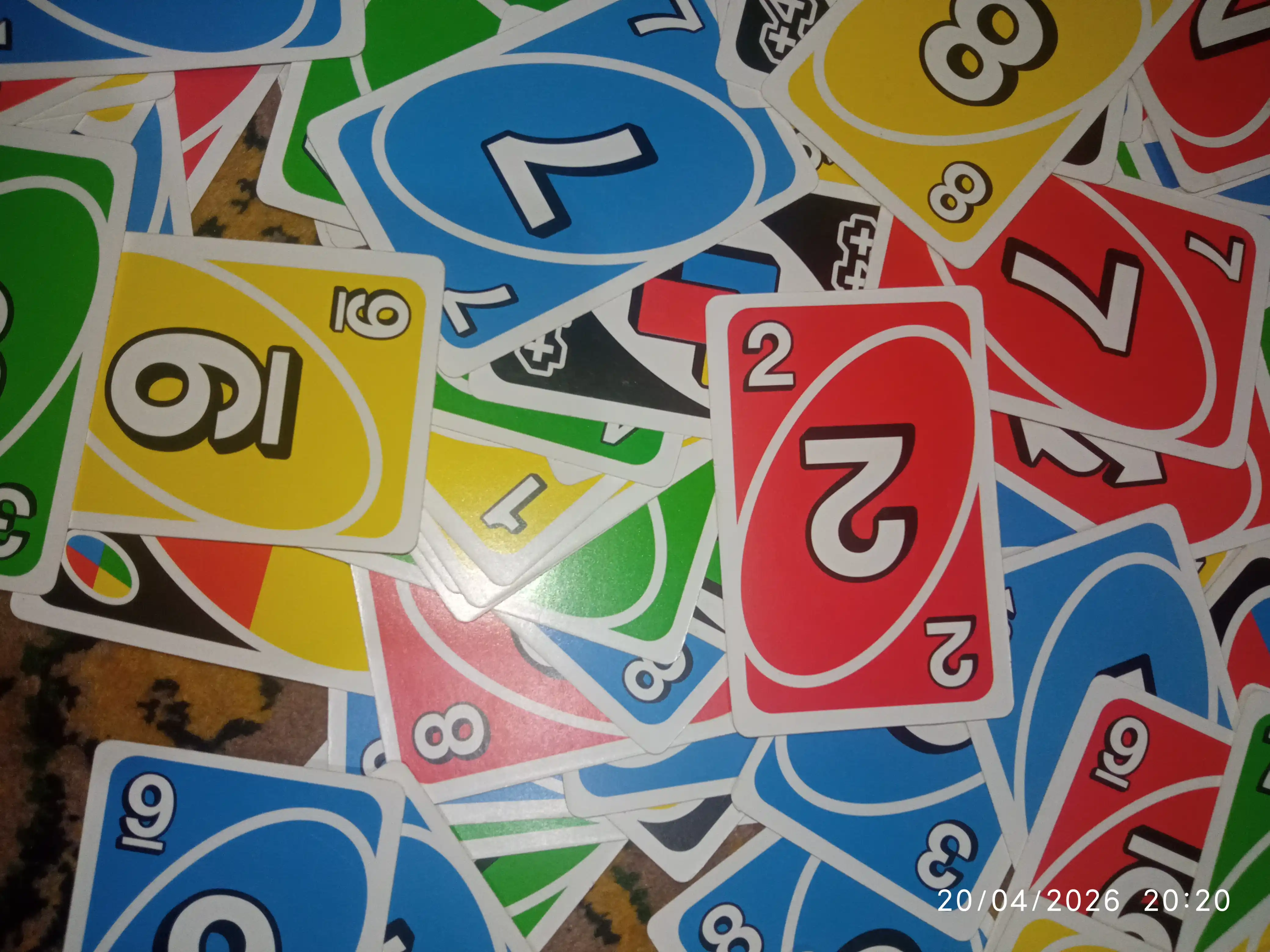 UNO karta o‘yini — oila uchun, 2–10 o‘yinchi, 7 yoshdan