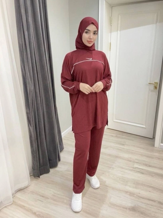 Ayollar uchun sport uslubidagi hijobli kostyum, oversize tunika va shim komplekt - 