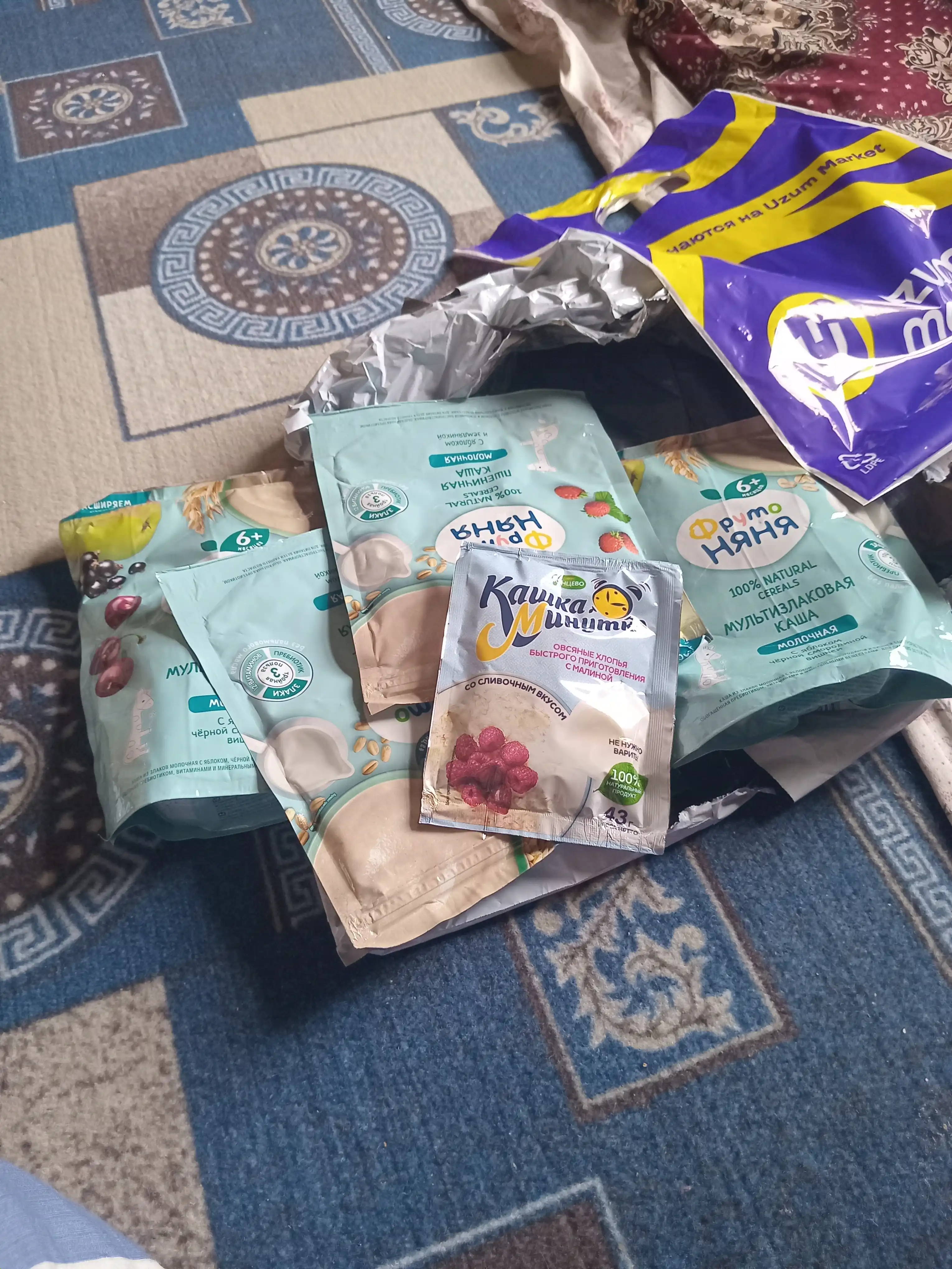 Tez tayyorlanadigan bo'tqa Kashka-Minutka, ovsyanka yormasi, malina va qaymoq, 43 g