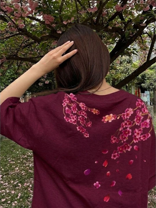 Ayollar uchun sakura guli tushirilgan fudbolka, 100% sof paxta