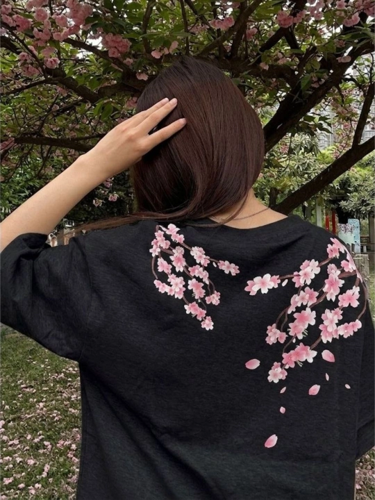 Ayollar uchun sakura guli tushirilgan fudbolka, 100% sof paxta