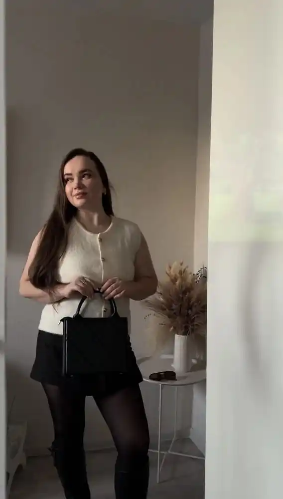 Ayollar sumkasi, qavilgan, yelkadan o‘tkaziladigan, har kunlik sig‘imli