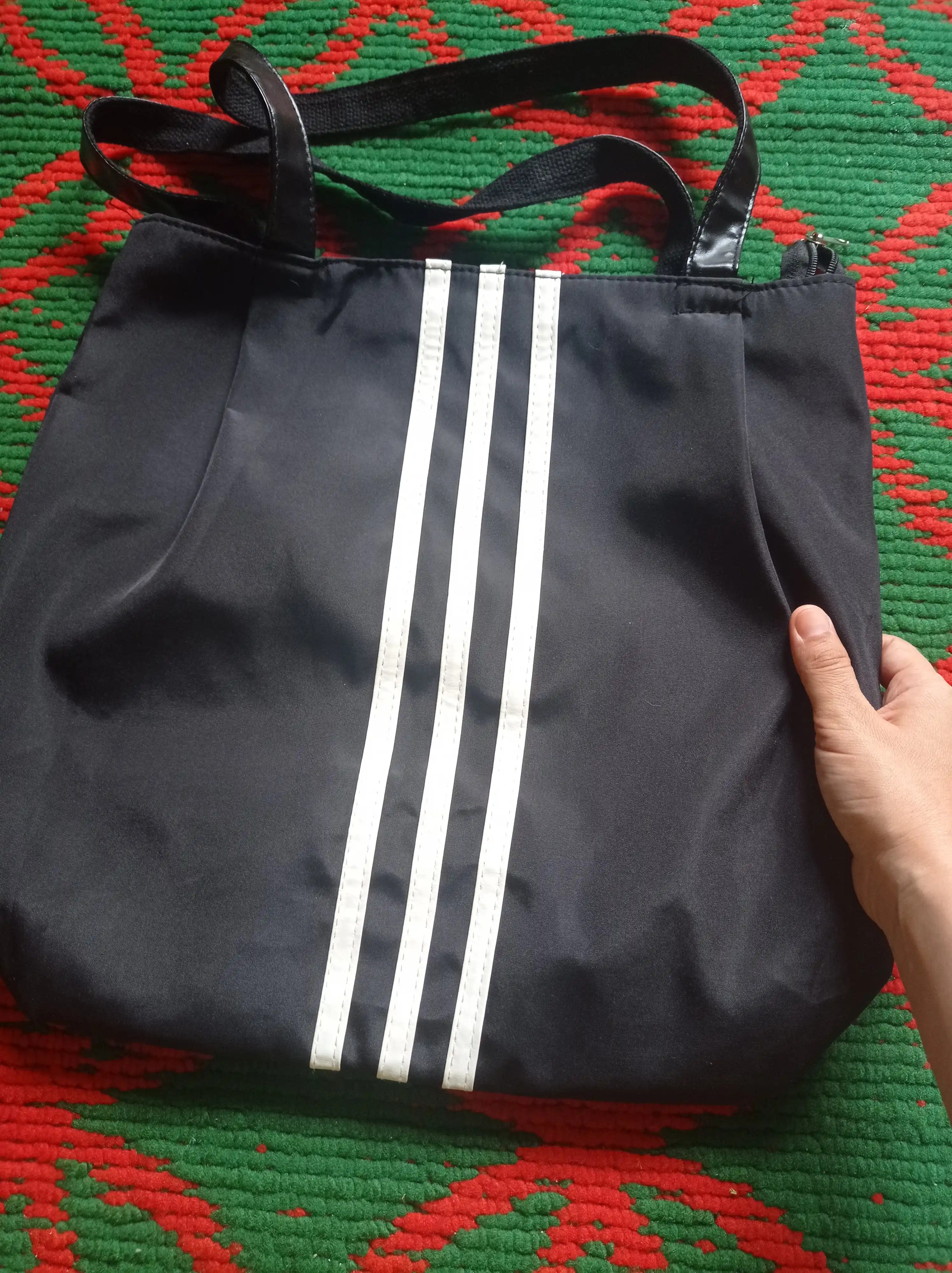 Katta ayollar uchun qora shopper sumka, yelkaga osib taqiladigan, ish va o‘qish uchun, A4
