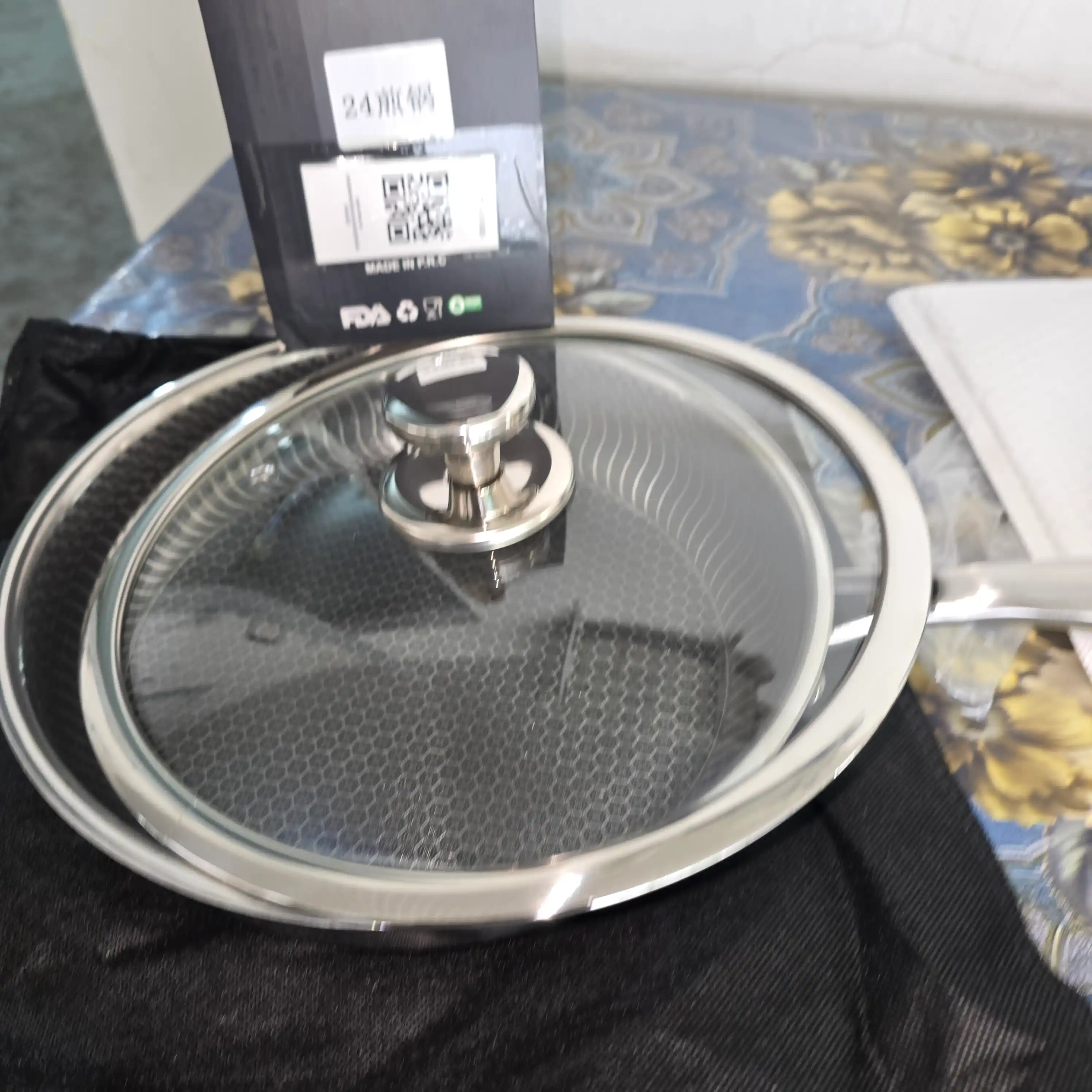 Tova 24 sm — zanglamaydigan po‘lat, Hexagon qoplama, shisha qopqoqli (skovorodka)