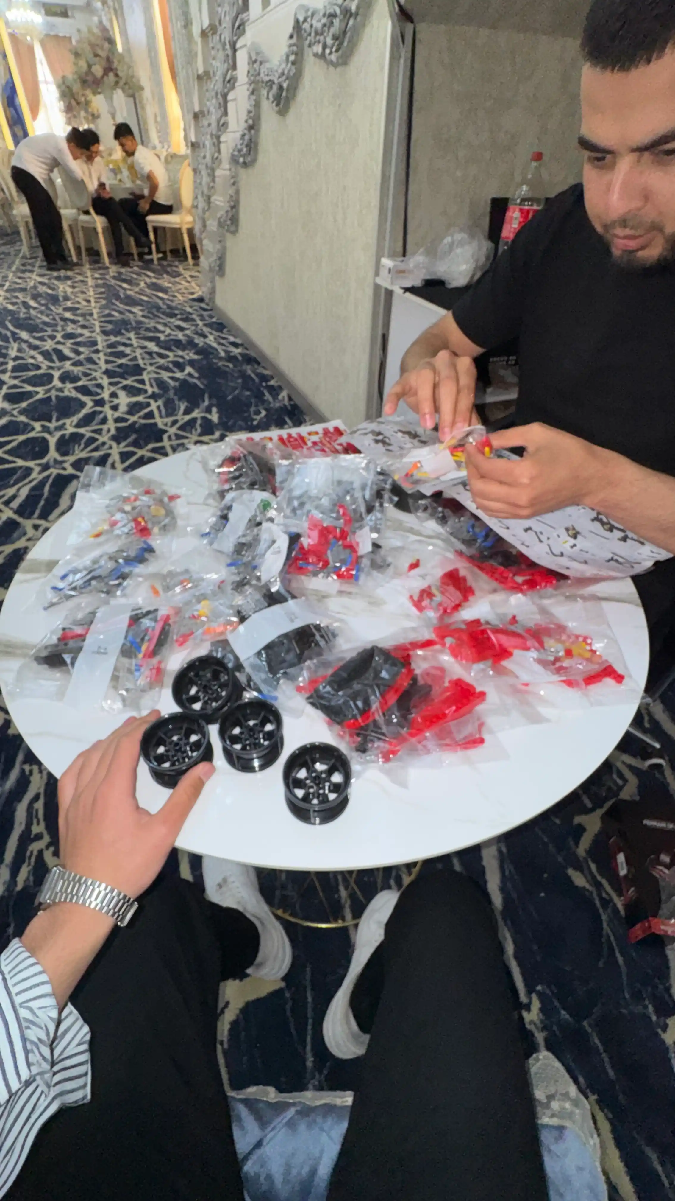Formula 1 poyga mashinasi konstruktori, katta model 1:8 Technic, LEGO bilan mos keladi