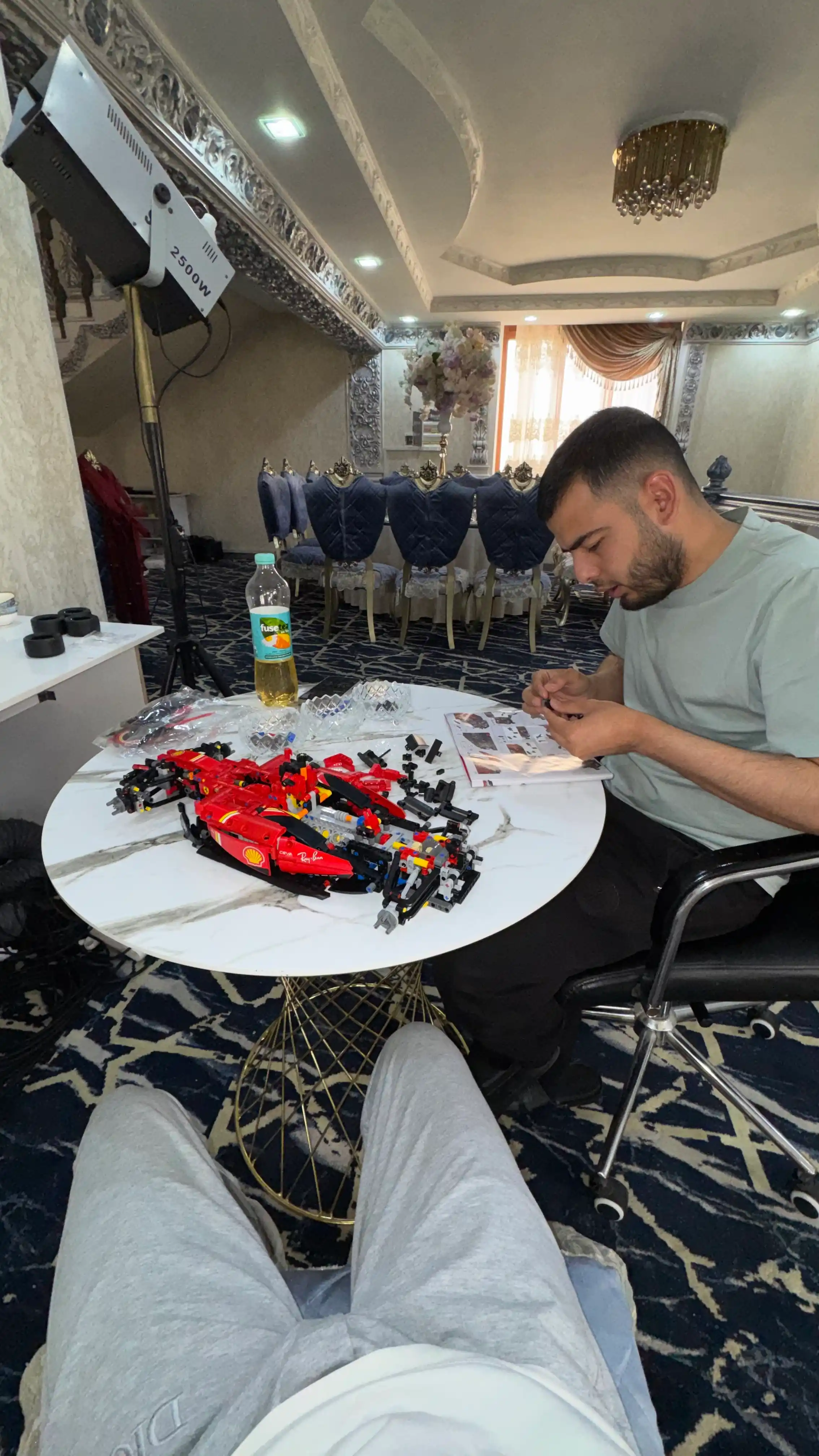 Formula 1 poyga mashinasi konstruktori, katta model 1:8 Technic, LEGO bilan mos keladi