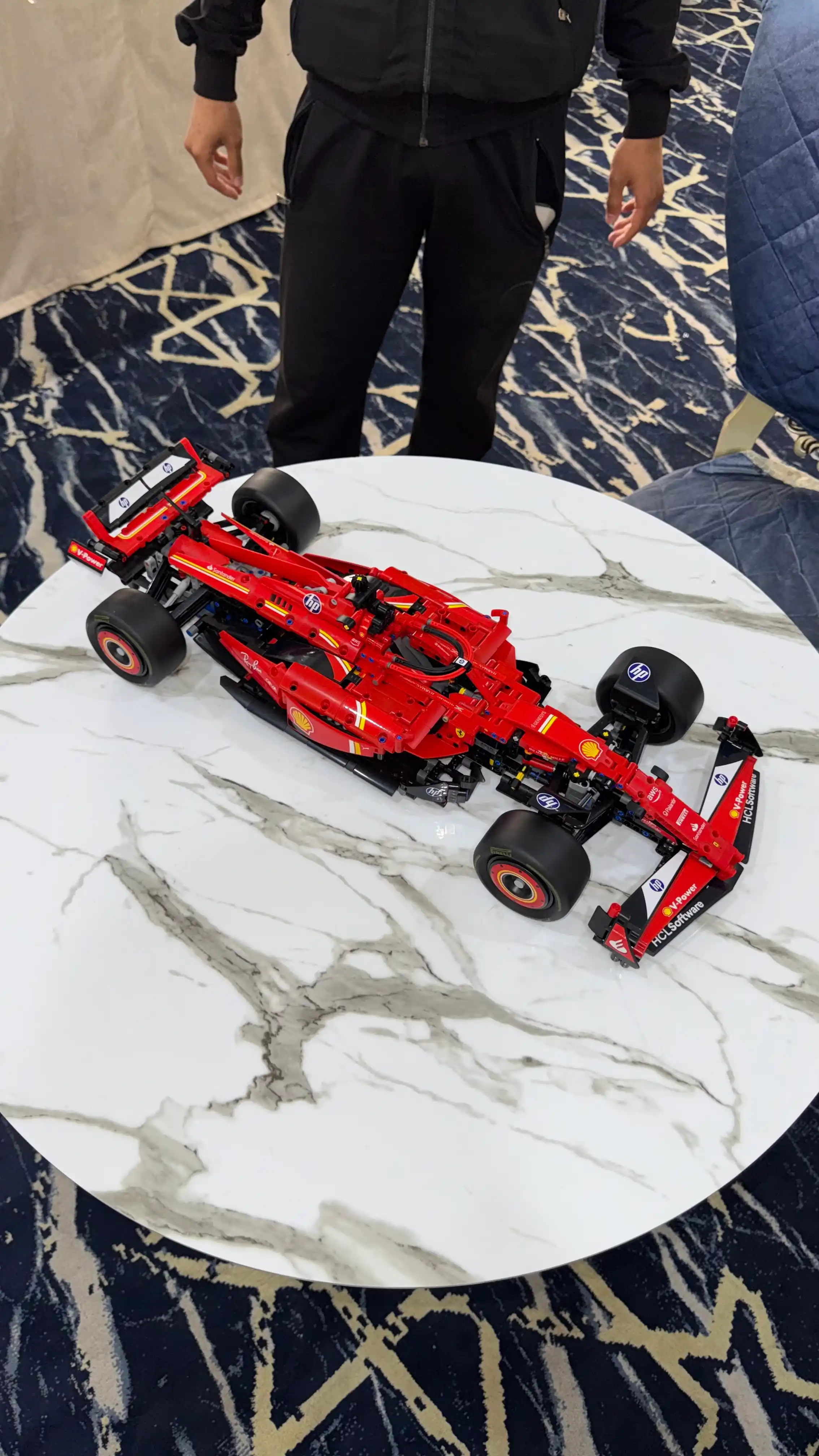 Formula 1 poyga mashinasi konstruktori, katta model 1:8 Technic, LEGO bilan mos keladi