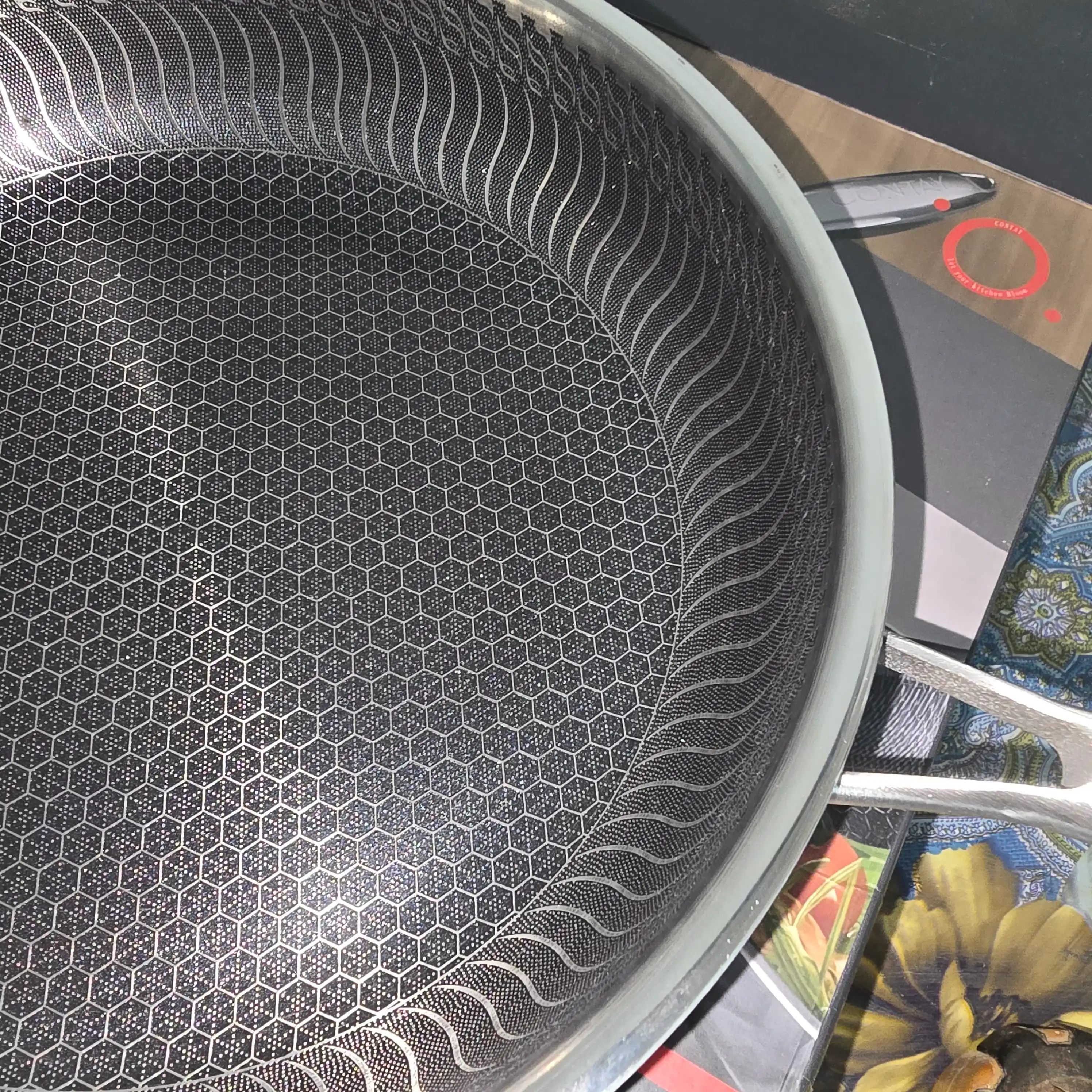 Tova 24 sm — zanglamaydigan po‘lat, Hexagon qoplama, shisha qopqoqli (skovorodka)