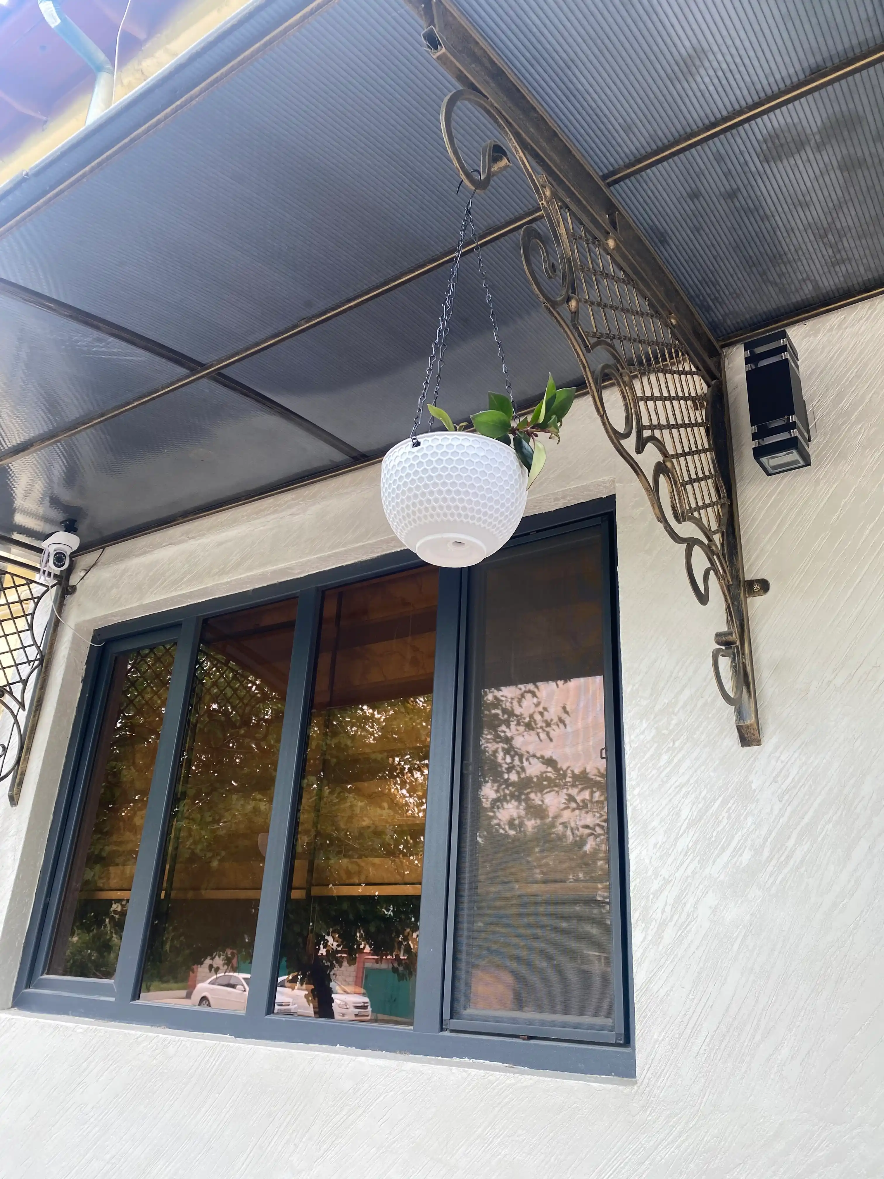 Uy va balkon uchun osma gul tuvagi