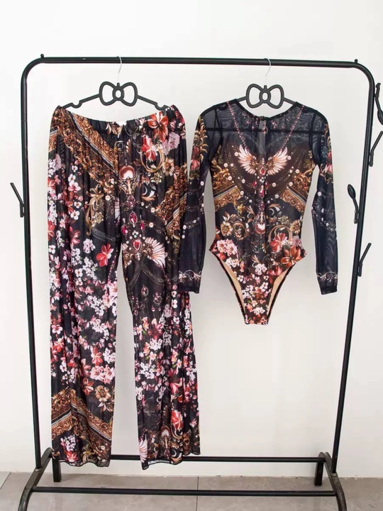 Ayollar uchun plyaj to'plami "Pushti Peonies" (Bodysuit va Shimlar)