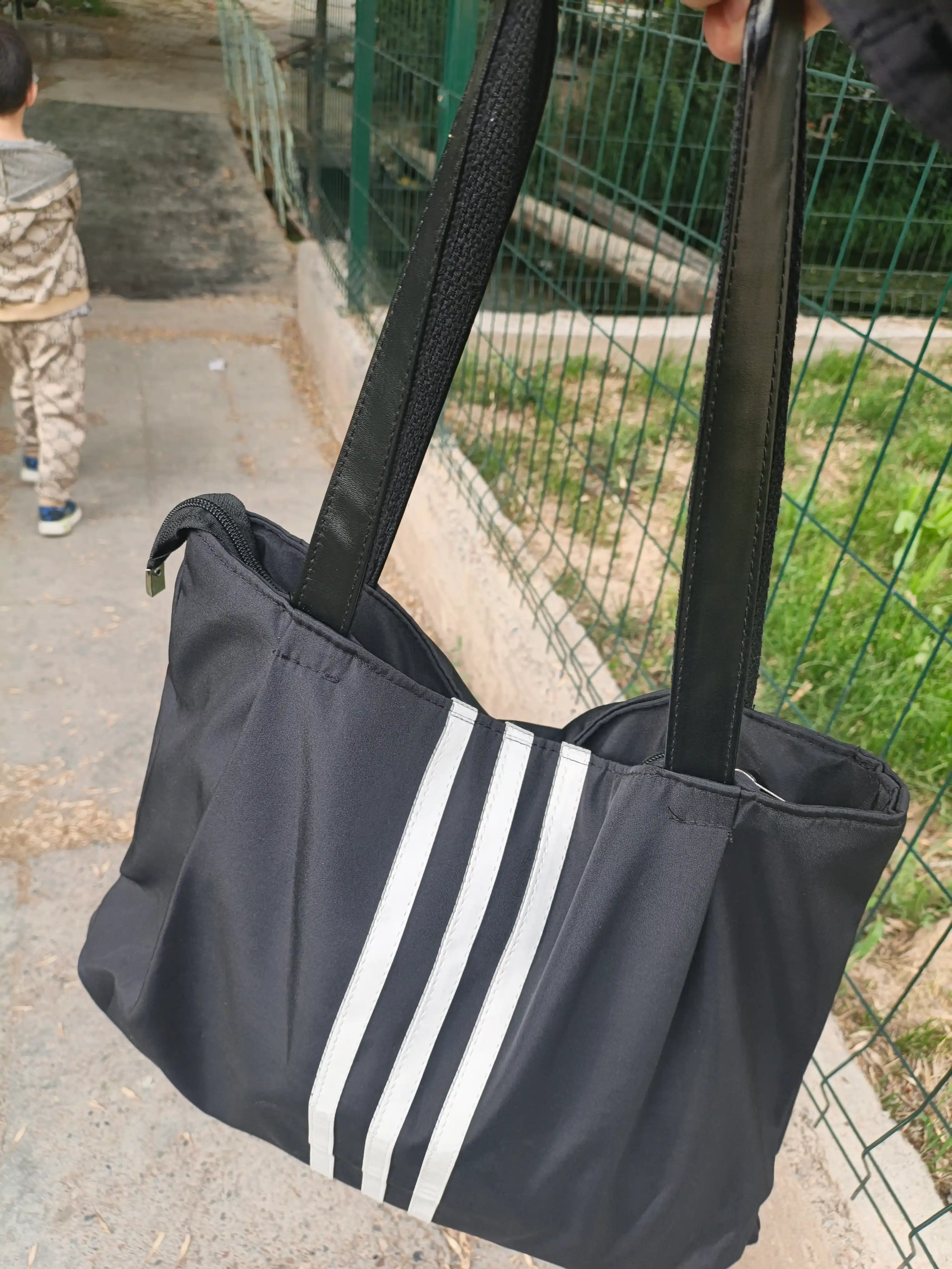 Katta ayollar uchun qora shopper sumka, yelkaga osib taqiladigan, ish va o‘qish uchun, A4