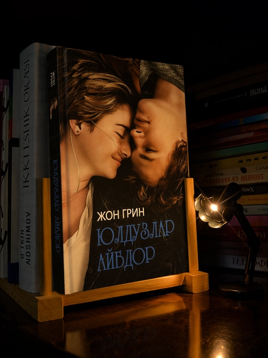 Jon Grin Yulduzlar Aybdor kitobi, Qattiq muqova, Bestseller roman, Sevgi va hayot