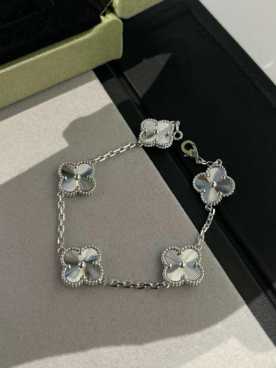 Браслет Van Cleef для женщин и девушек — не темнеет, цвет не меняется