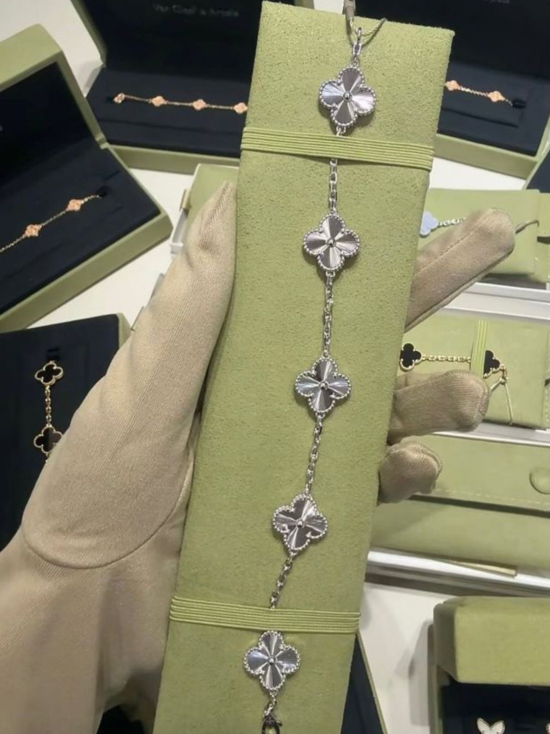 Ayollar va qizlar uchun bilaguzuk, Van Cleef, ranglari o'zgarmaydi va qoraymaydi - 