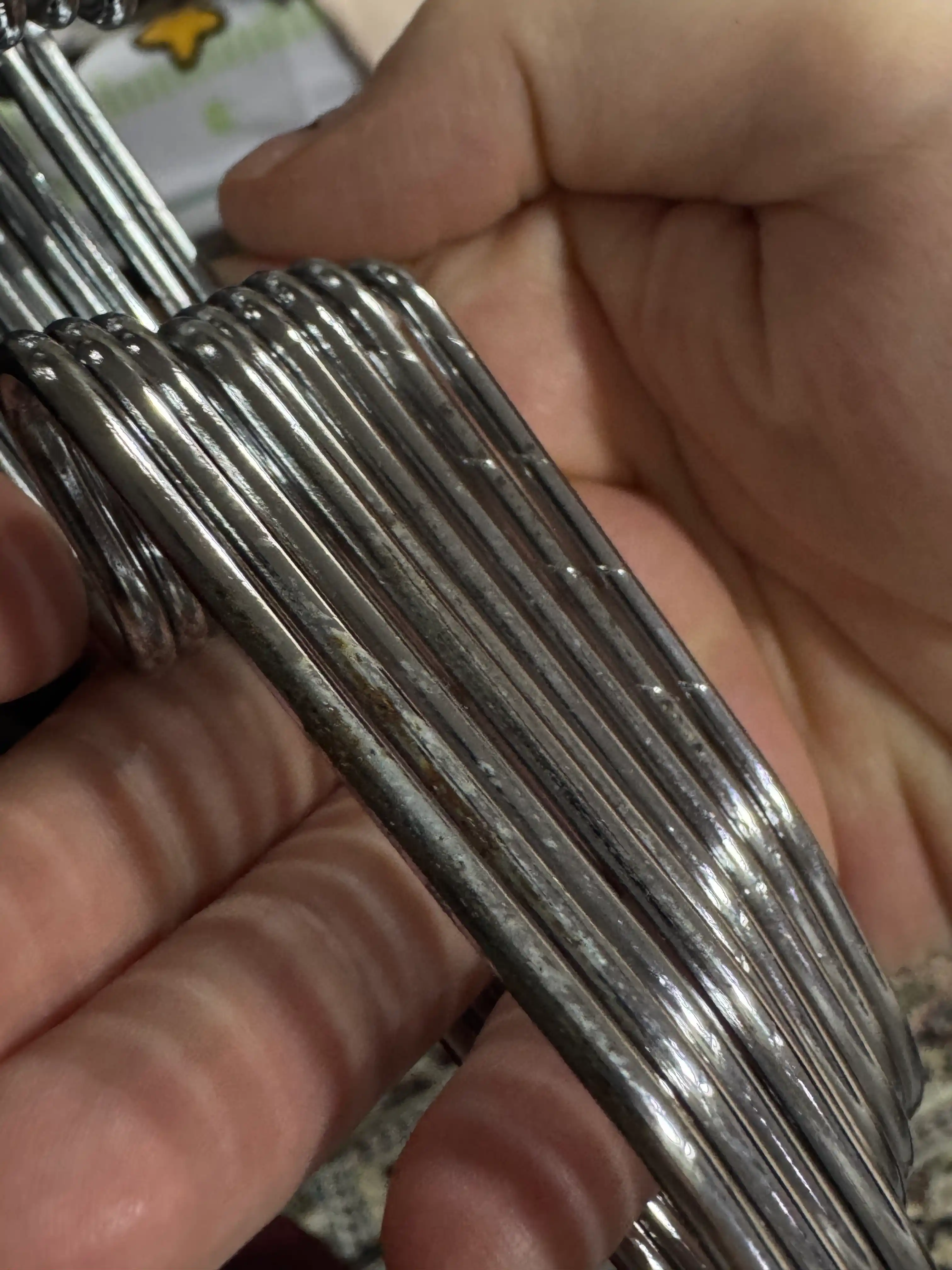 Ustki kiyim va shimlar uchun plastmassa, metall, turli rangdagi ilgichlar 1, 5, 10 dona