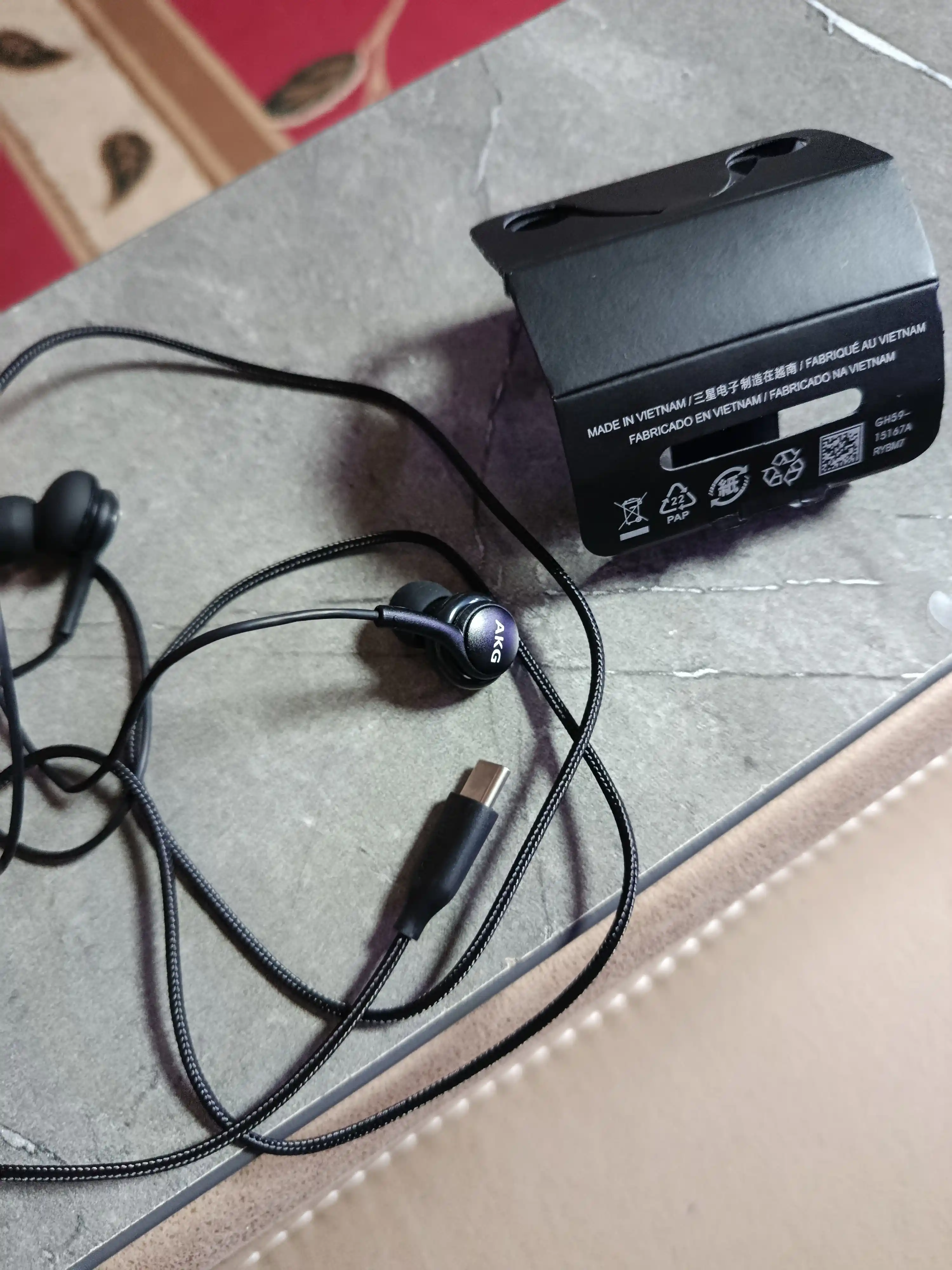 Samsung Type-C AKG quloqchinlari - kuchli ovoz va mikrofonga ega zamonaviy quloqchinlar
