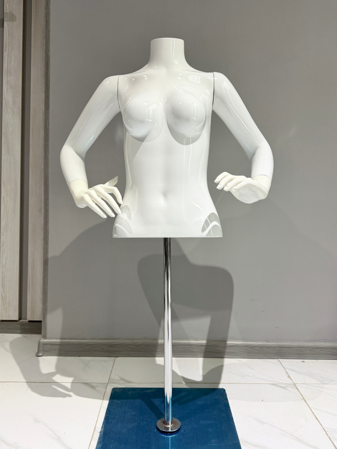 Ayollar uchun qo‘lli torso maneken oq yaltiroq - 
