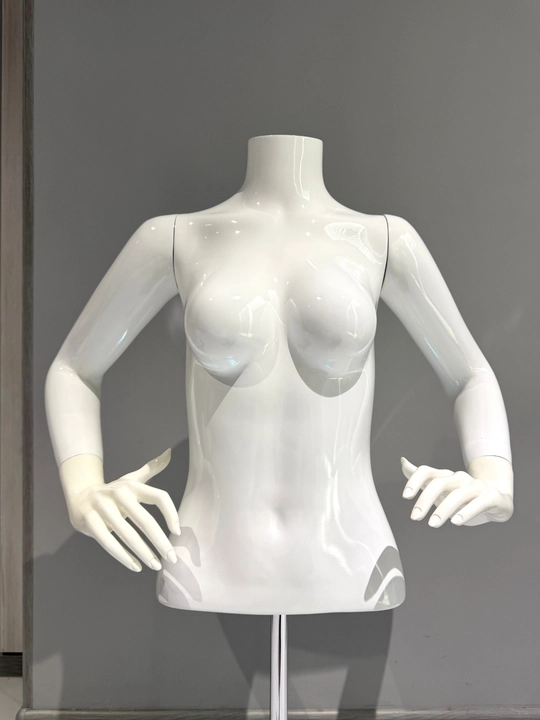 Ayollar uchun qo‘lli torso maneken oq yaltiroq