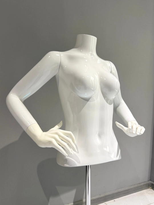Ayollar uchun qo‘lli torso maneken oq yaltiroq