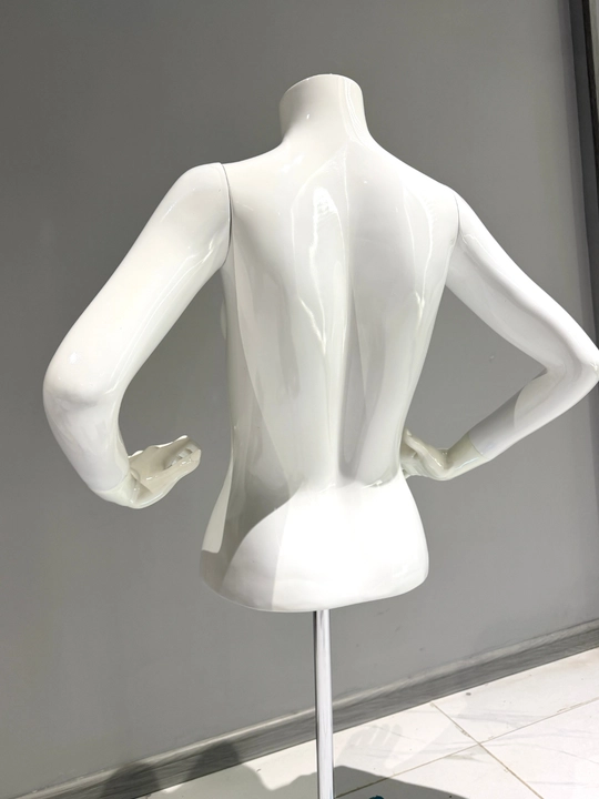 Ayollar uchun qo‘lli torso maneken oq yaltiroq